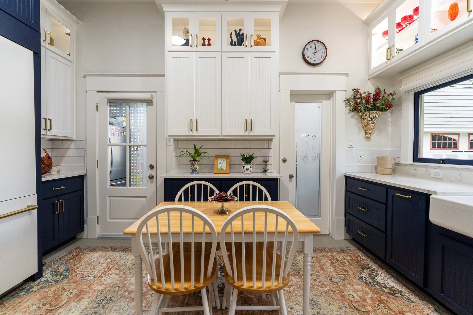 1841 Cortlandt Street, Houston, TX 77008 Old fashioned eat-in kitchen is very comfortable and seats 6, lots of fun to cook in; it is very functional and it is verry pretty. This view is facing the back door and looks West.