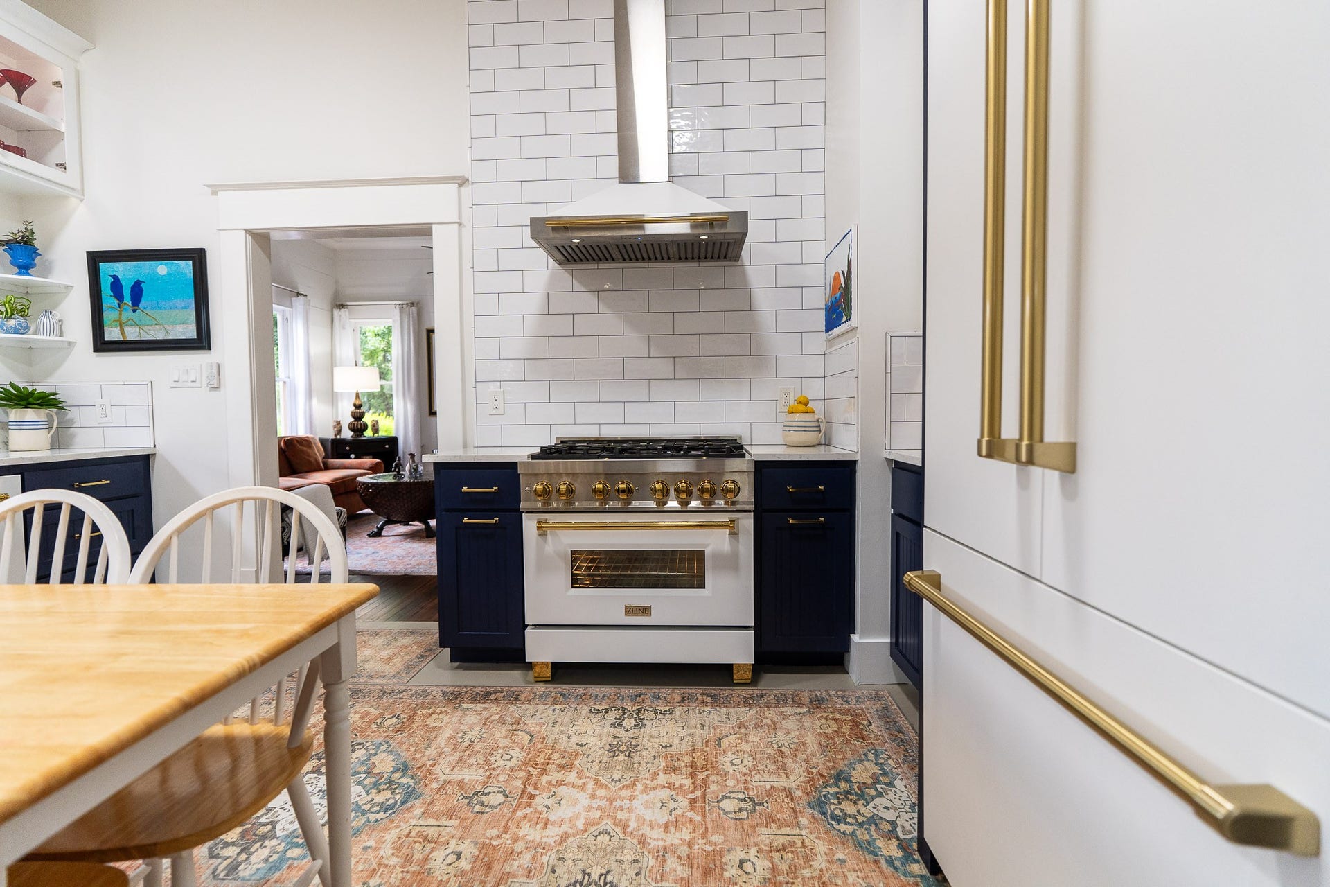 1841 Cortlandt Street, Houston, TX 77008 New kitchen completely redone about two years ago, this show the Zline 6 burner 36" gas stove, commercial quality free standing stove, the oven is large and could cook the biggest turkey. Convection Low and high cooking!
