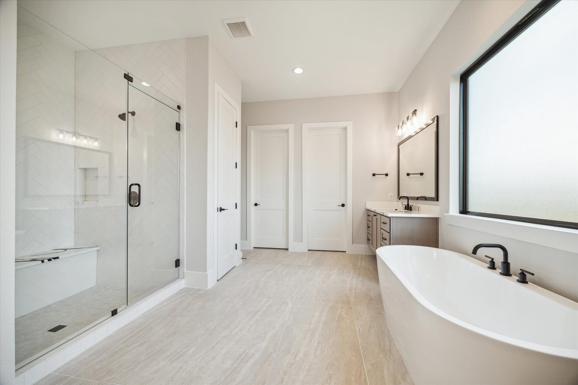 11006 Stonegate Court, Missouri City, TX 77459 Walk-in shower has 2 heads