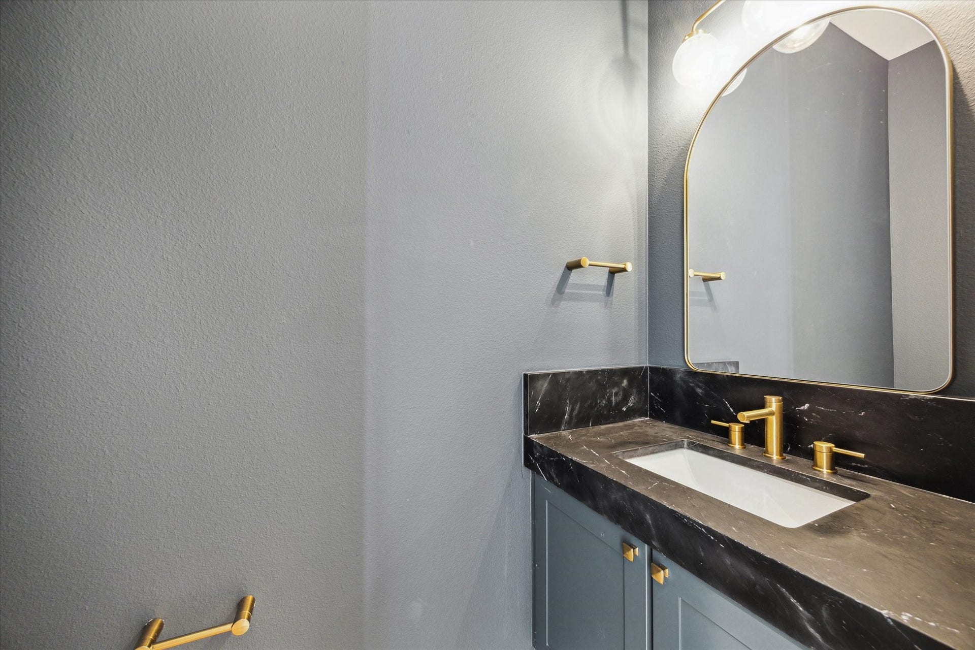 11006 Stonegate Court, Missouri City, TX 77459 Powder Bath