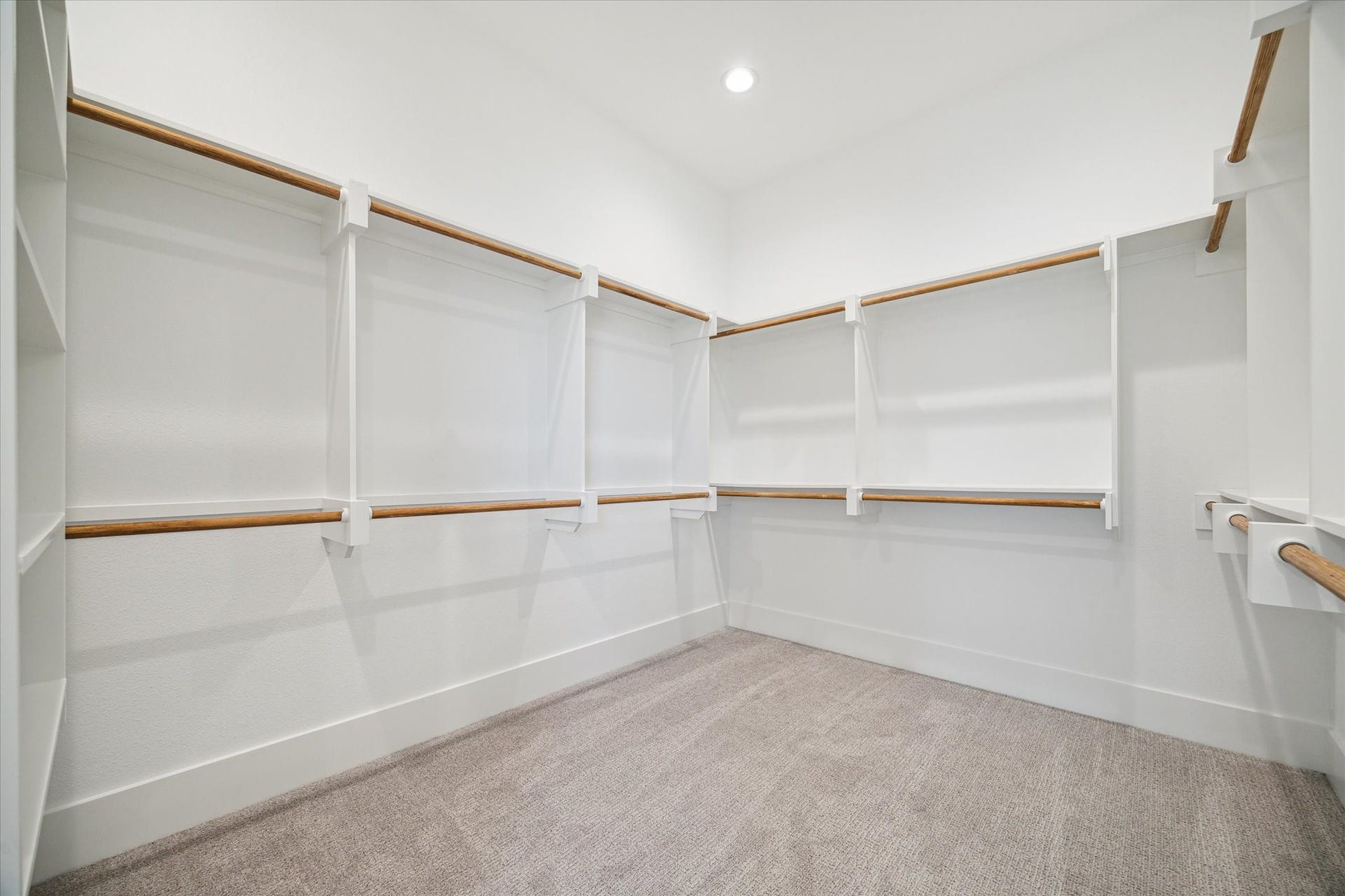 11006 Stonegate Court, Missouri City, TX 77459 1 or 2 Primary walk-in closets