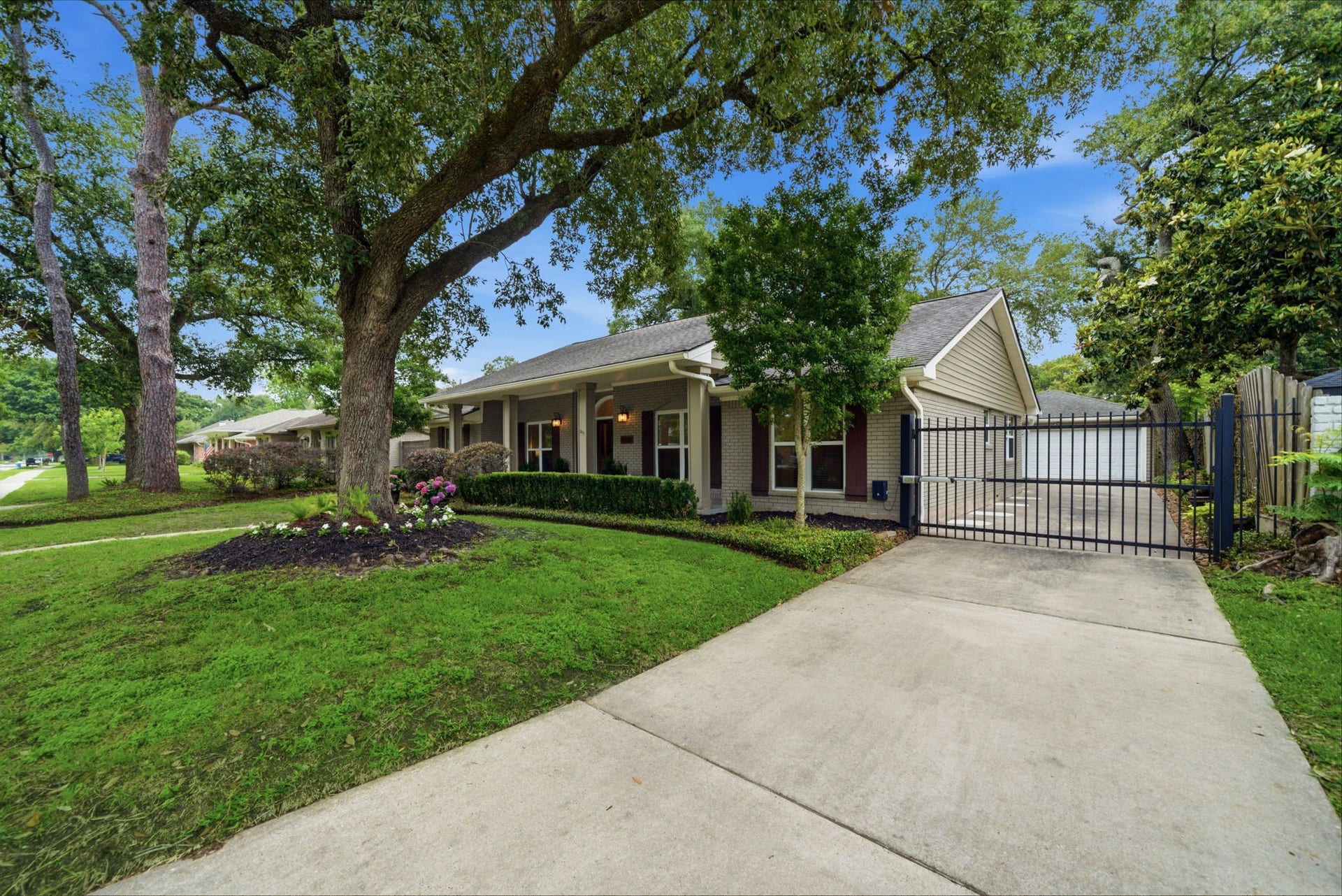 5535 Queensloch Drive Drive, Houston, TX 77096