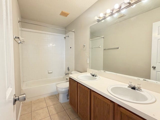 20023 Cypresswood Glen, Spring, TX 77373 Upstairs full bath with double sinks and spacious vanity.
