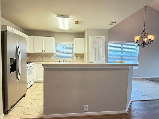 20023 Cypresswood Glen, Spring, TX 77373 Stainless steel refrigerator with ice and water dispenser is included!