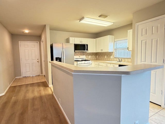 20023 Cypresswood Glen, Spring, TX 77373 Fabulous wrape around bar perfect for entertaining!