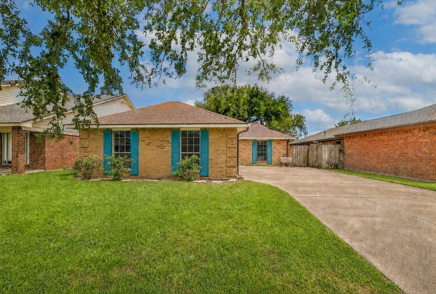 Property photo for 925 S 6th Street, La Porte, TX