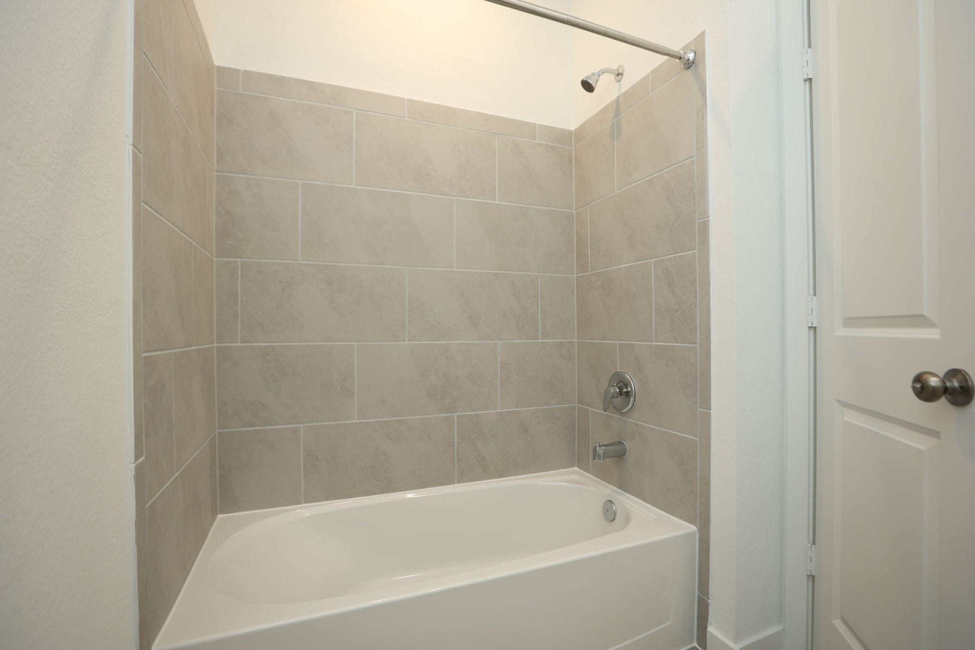 29039 Bison Haven Drive, Hockley, TX 77447 3rd bathroom has a combination Shower/tub.