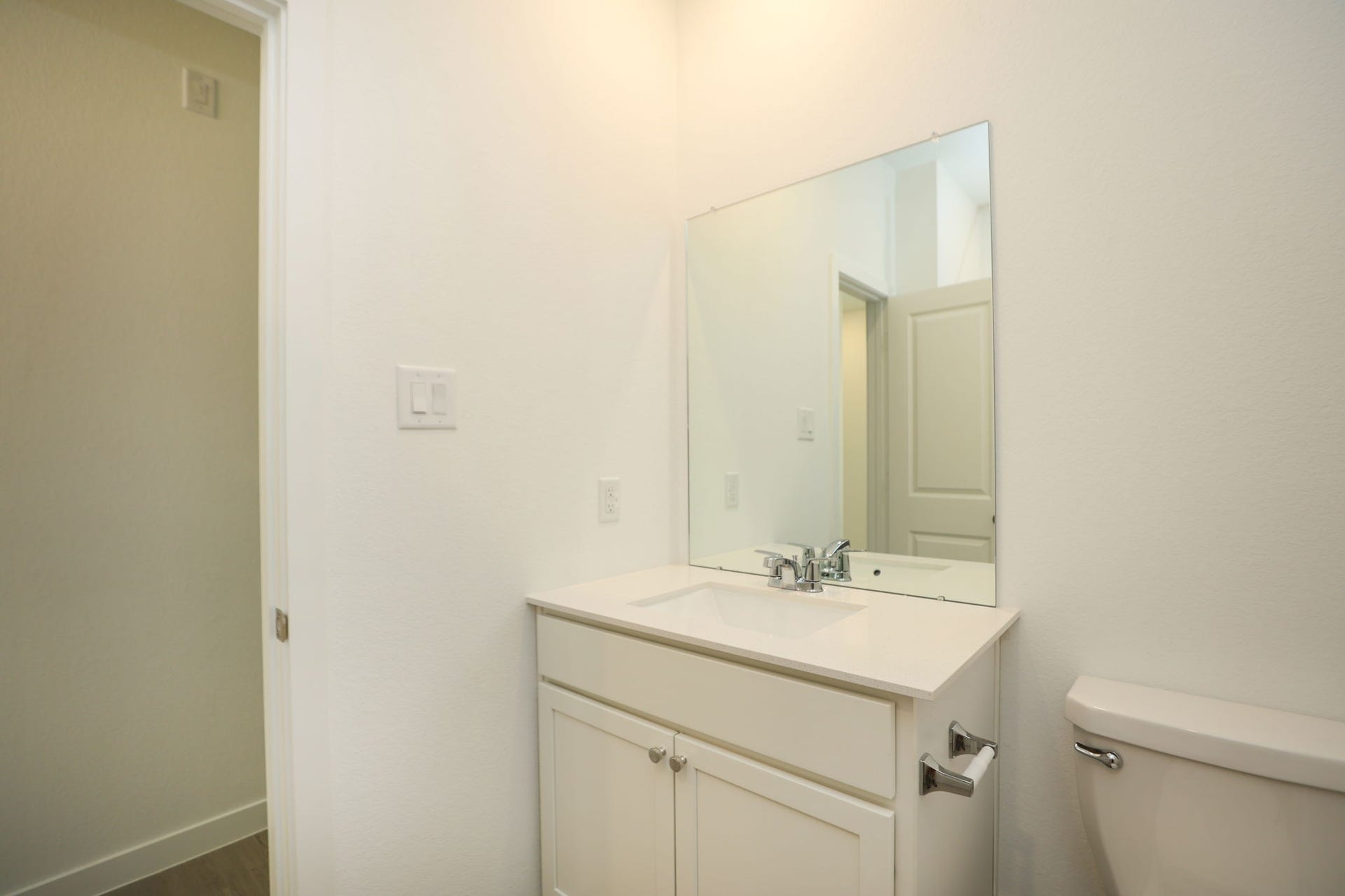 29039 Bison Haven Drive, Hockley, TX 77447 The third bathroom located close to 2nd and 3rd bedrooms