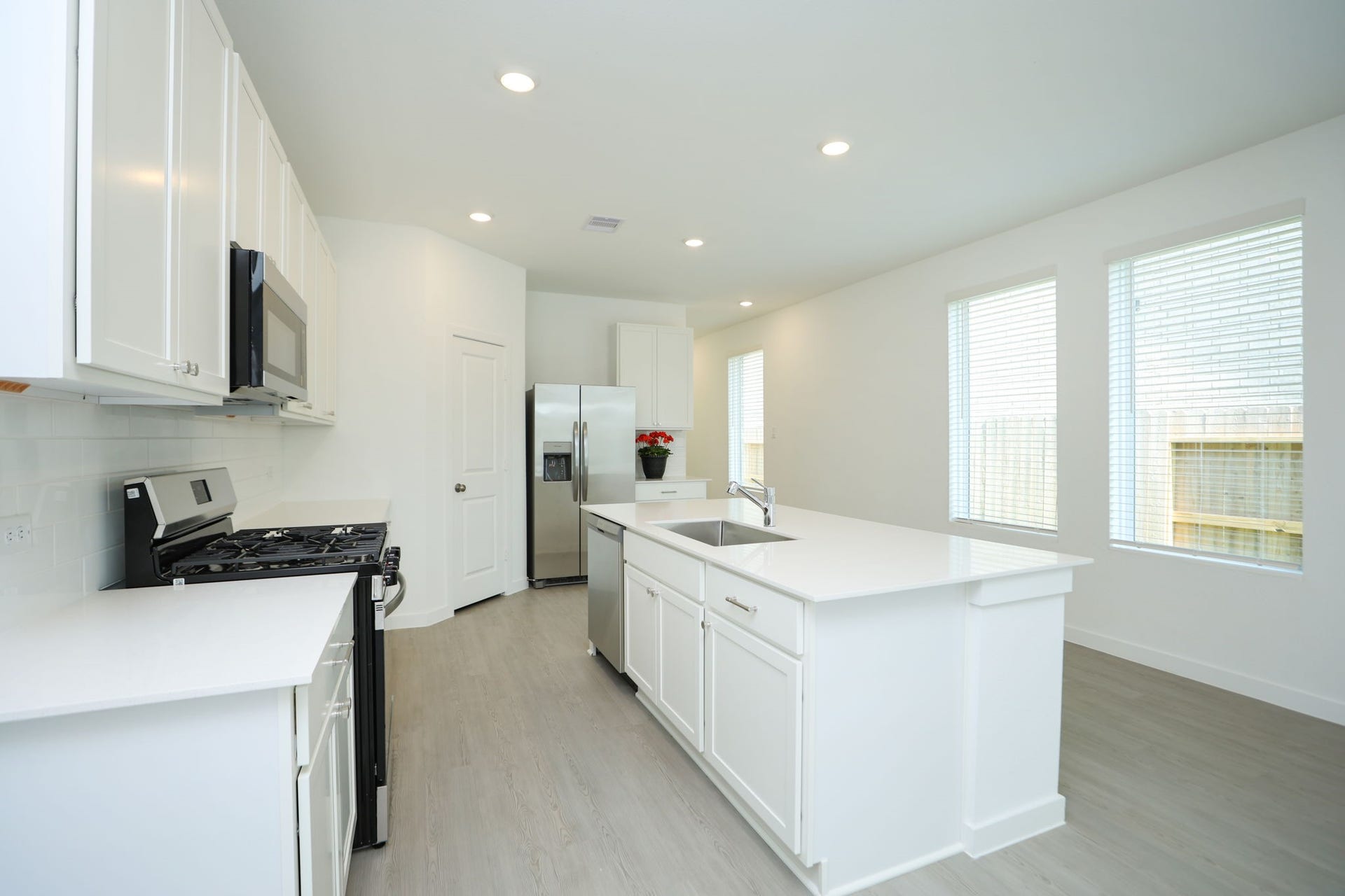 29039 Bison Haven Drive, Hockley, TX 77447 The kitchen also has a corner walkin pantry.