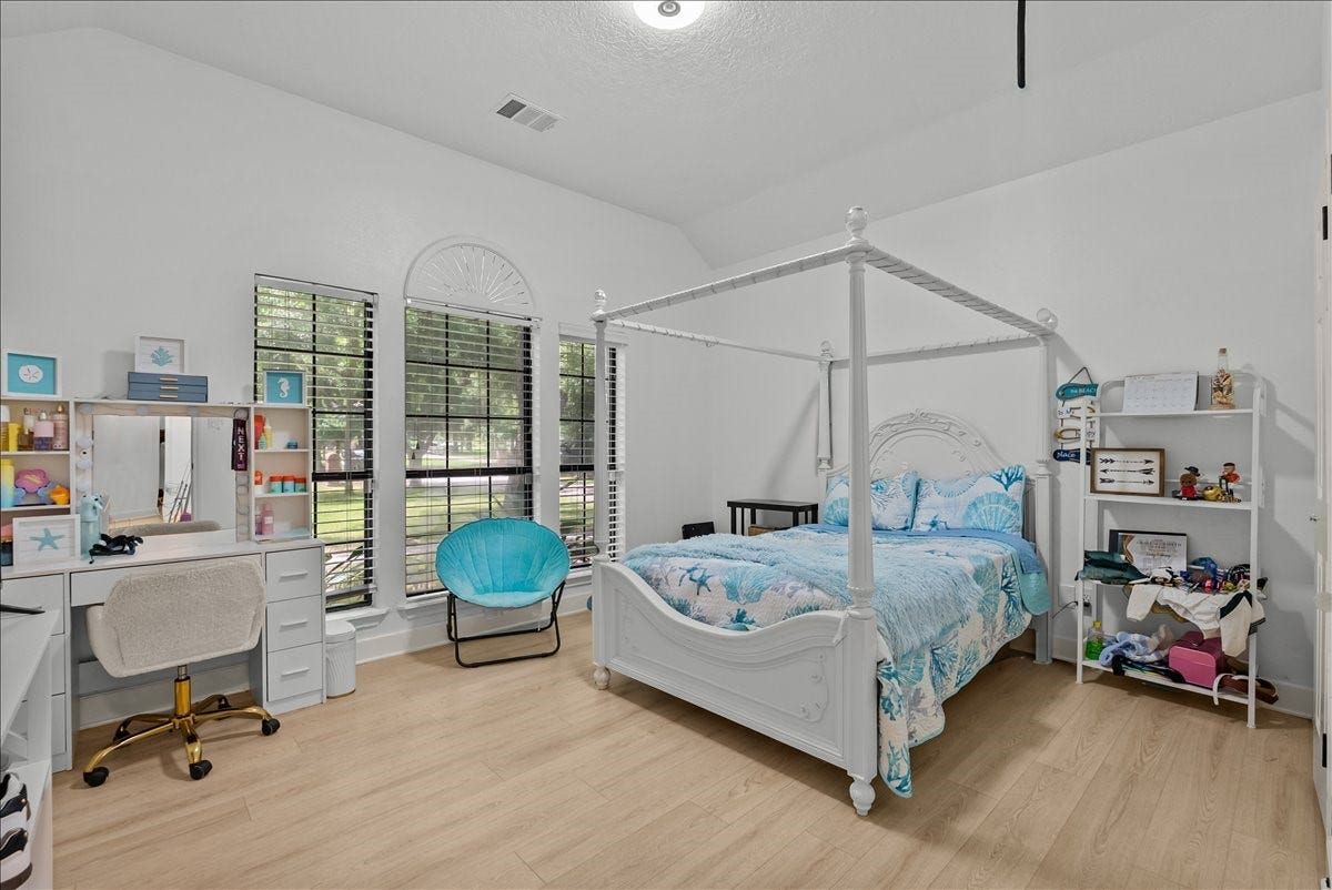 9700 Jay Road, Hitchcock, TX 77563 Tucked away down the hallway, this spacious guest bedroom offers an abundance of natural light and plenty of room for comfortable furnishings, guests, or personal touches.