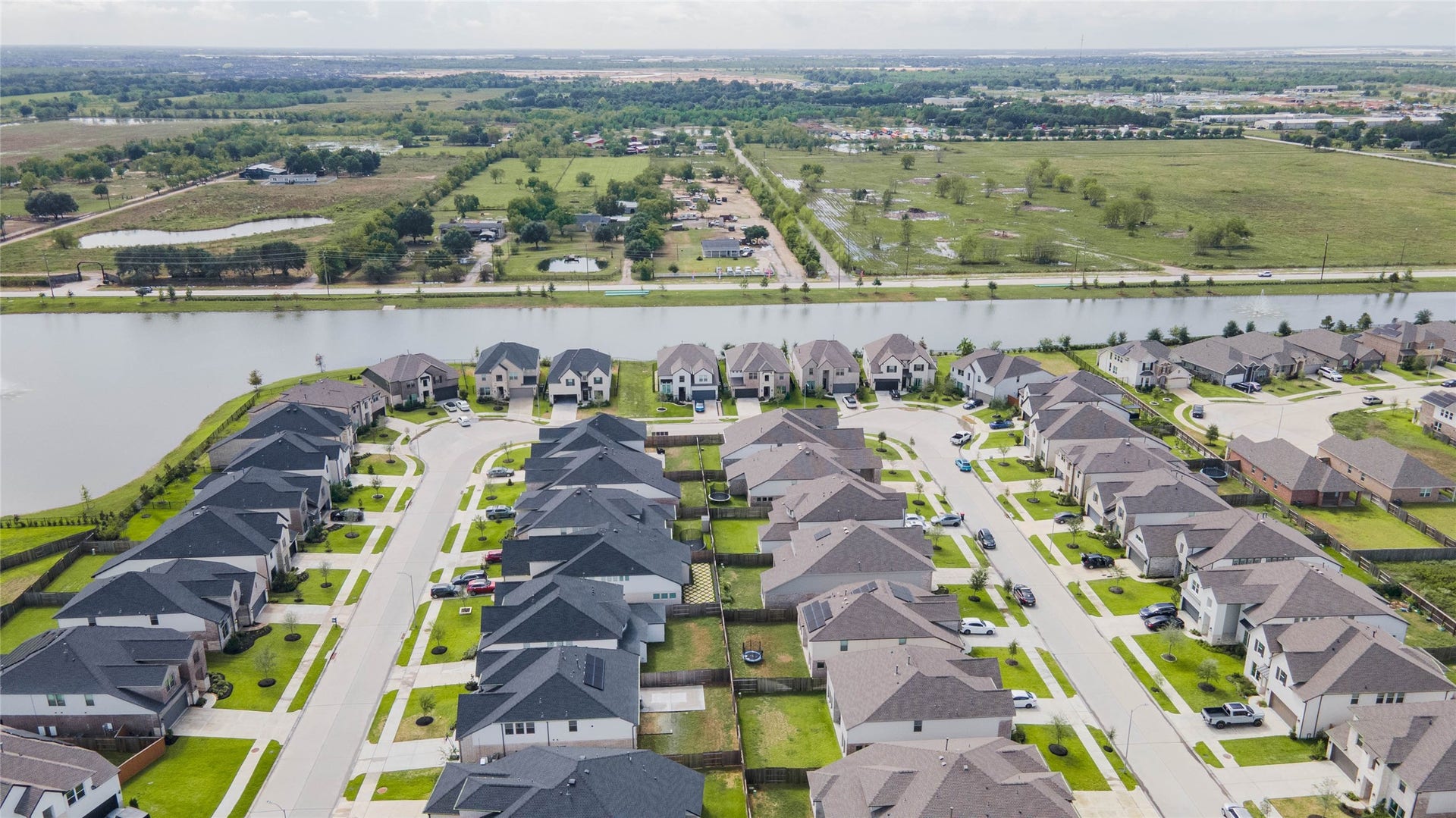 3165 Stingray Cove Drive, Katy, TX 77493 Another panoramic view reveals the scale of the surrounding Sunterra development and its network of residential streets, lakes, and open areas. The communitys thoughtful design combines neighborhood living with easy access to outdoor recreation and signature amenities.