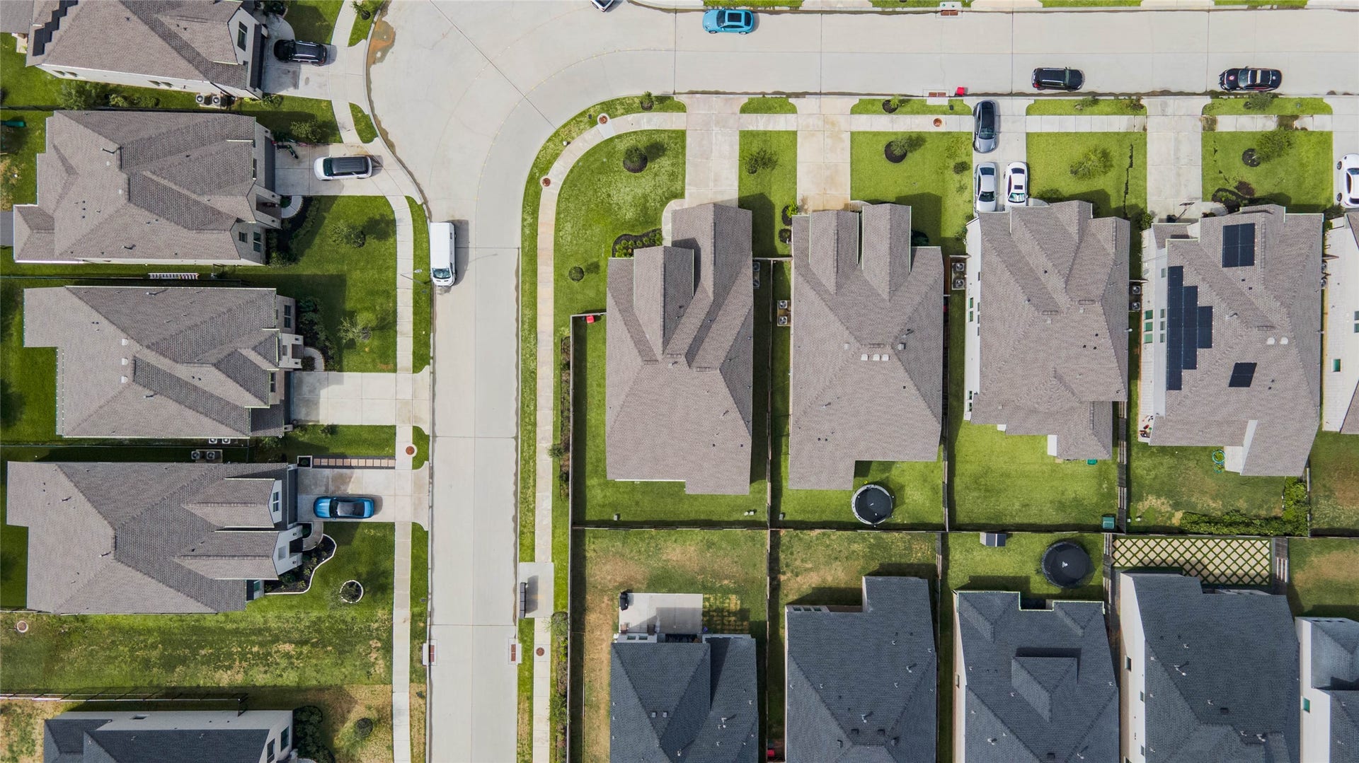 3165 Stingray Cove Drive, Katy, TX 77493 From directly overhead, the homes desirable corner placement is easy to appreciate. The homesite offers a broad lawn along the side of the residence, a fenced backyard, and convenient sidewalk access extending around the property.