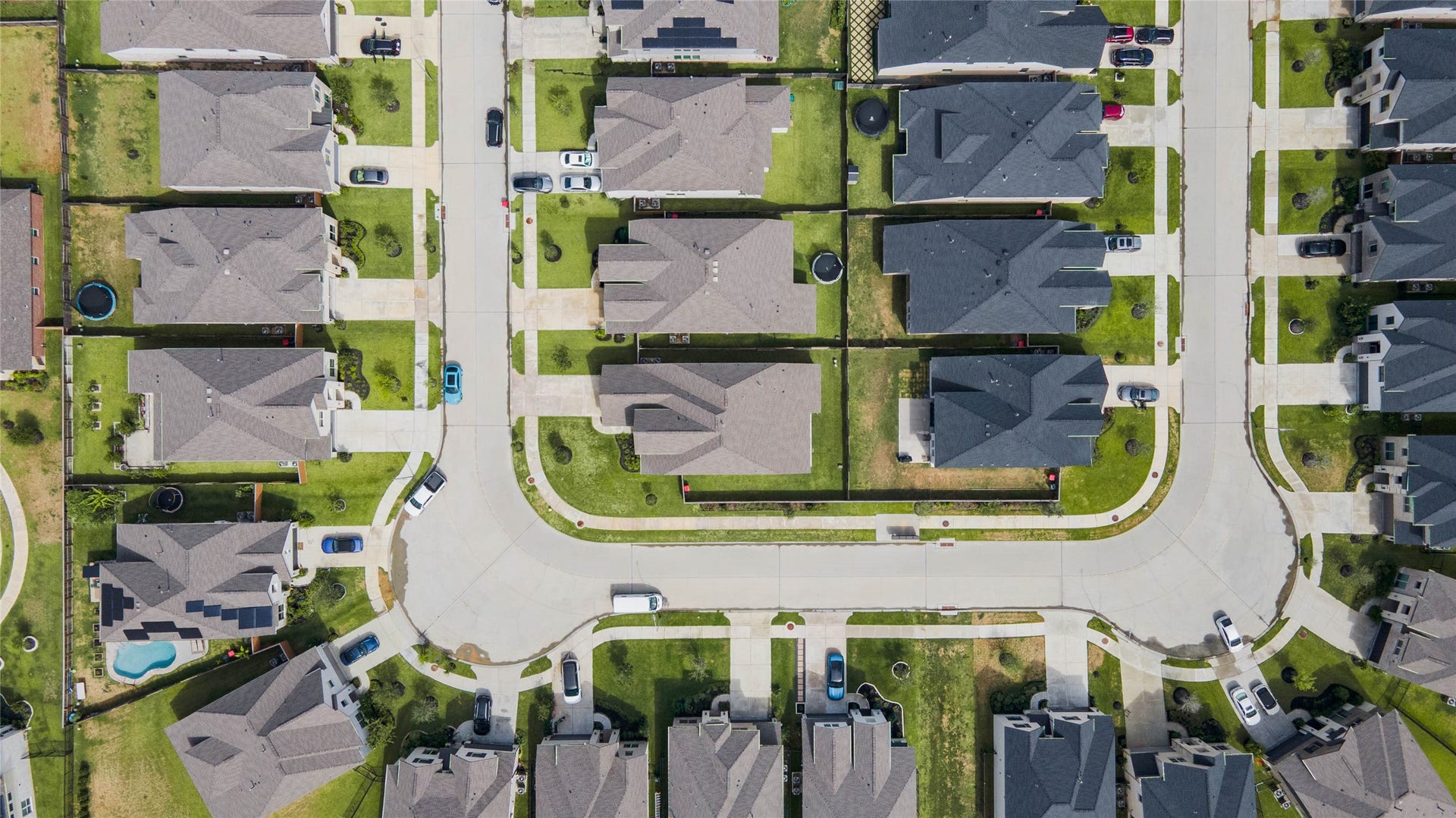 3165 Stingray Cove Drive, Katy, TX 77493 An elevated look at the surrounding streets emphasizes the homes established residential setting and spacious corner location. Manicured lawns, sidewalks, and neighboring homes create a welcoming streetscape within the master-planned Sunterra community.
