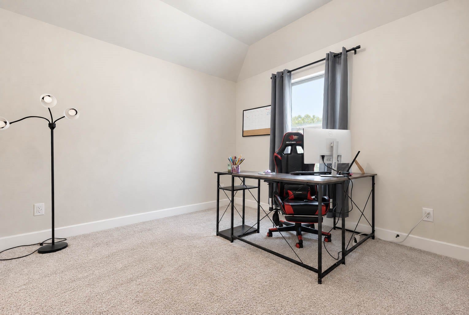 3165 Stingray Cove Drive, Katy, TX 77493 This generously sized secondary bedroom offers wonderful versatility, currently arranged as a workspace. A dramatic vaulted ceiling enhances the sense of space, while plush carpeting and a well-placed window create a bright, comfortable setting.