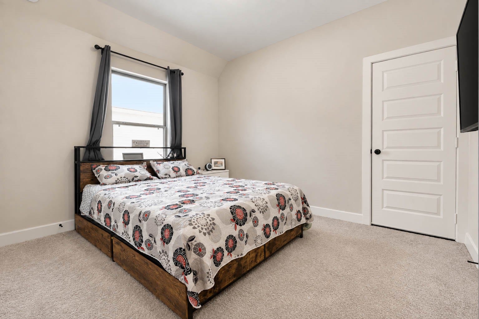 3165 Stingray Cove Drive, Katy, TX 77493 This inviting upstairs secondary bedroom offers a comfortable layout with a high ceiling, plush carpeting, and a large window for natural light. Neutral finishes and generous wall space make the room easy to personalize for family or guests.