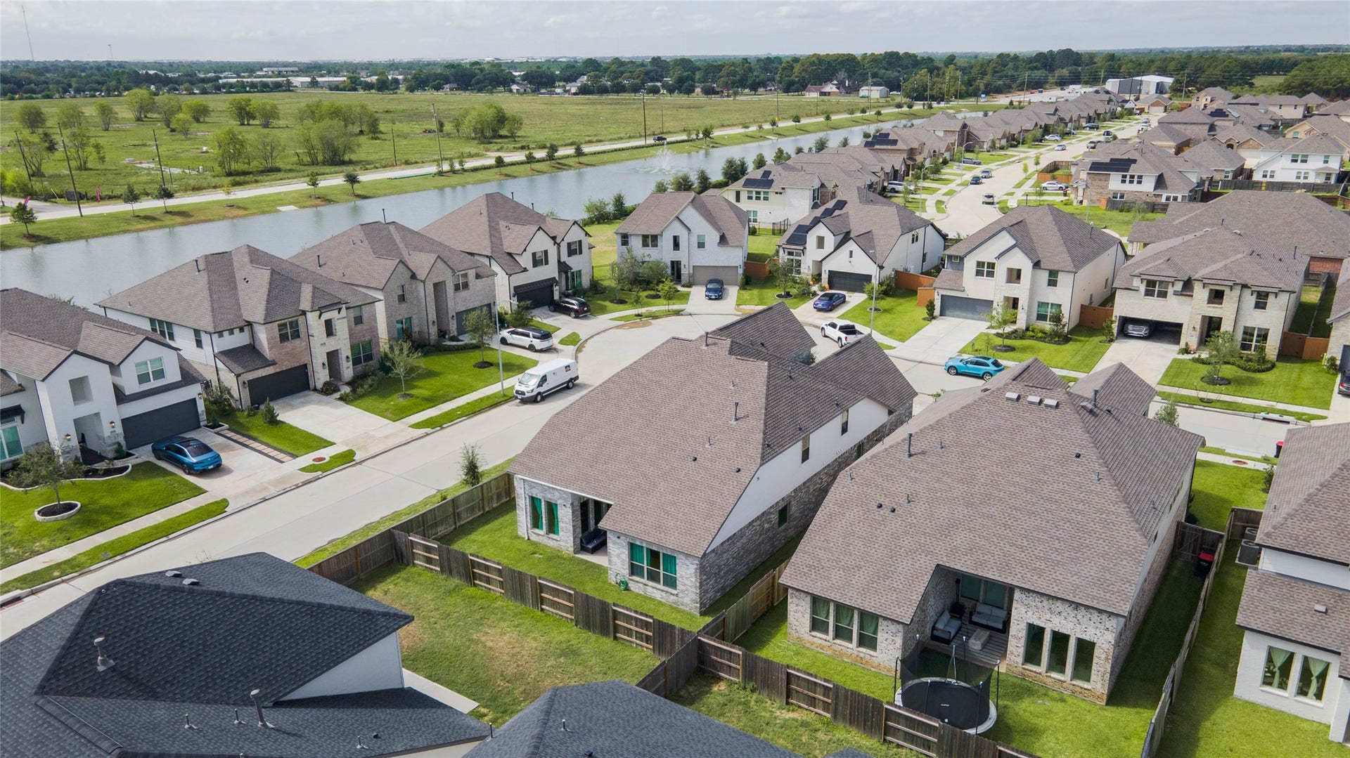3165 Stingray Cove Drive, Katy, TX 77493 This aerial provides an excellent look at the homes substantial footprint and fenced outdoor space. Positioned along the curve of the street, the property benefits from added side-yard space and an open corner setting that distinguishes it from many interior homesites.