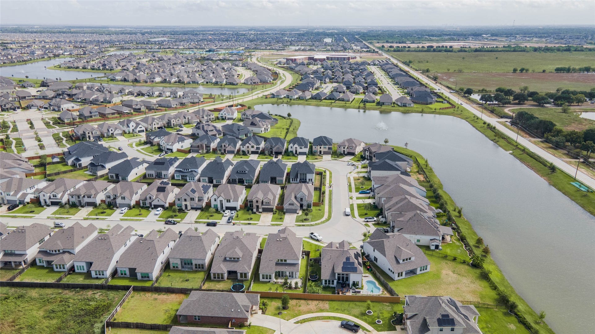 3165 Stingray Cove Drive, Katy, TX 77493 One of Sunterras scenic lakes stretches across the community, adding beautiful open views and a peaceful backdrop to the surrounding neighborhoods. Water features and recreational spaces are incorporated throughout the master-planned development.