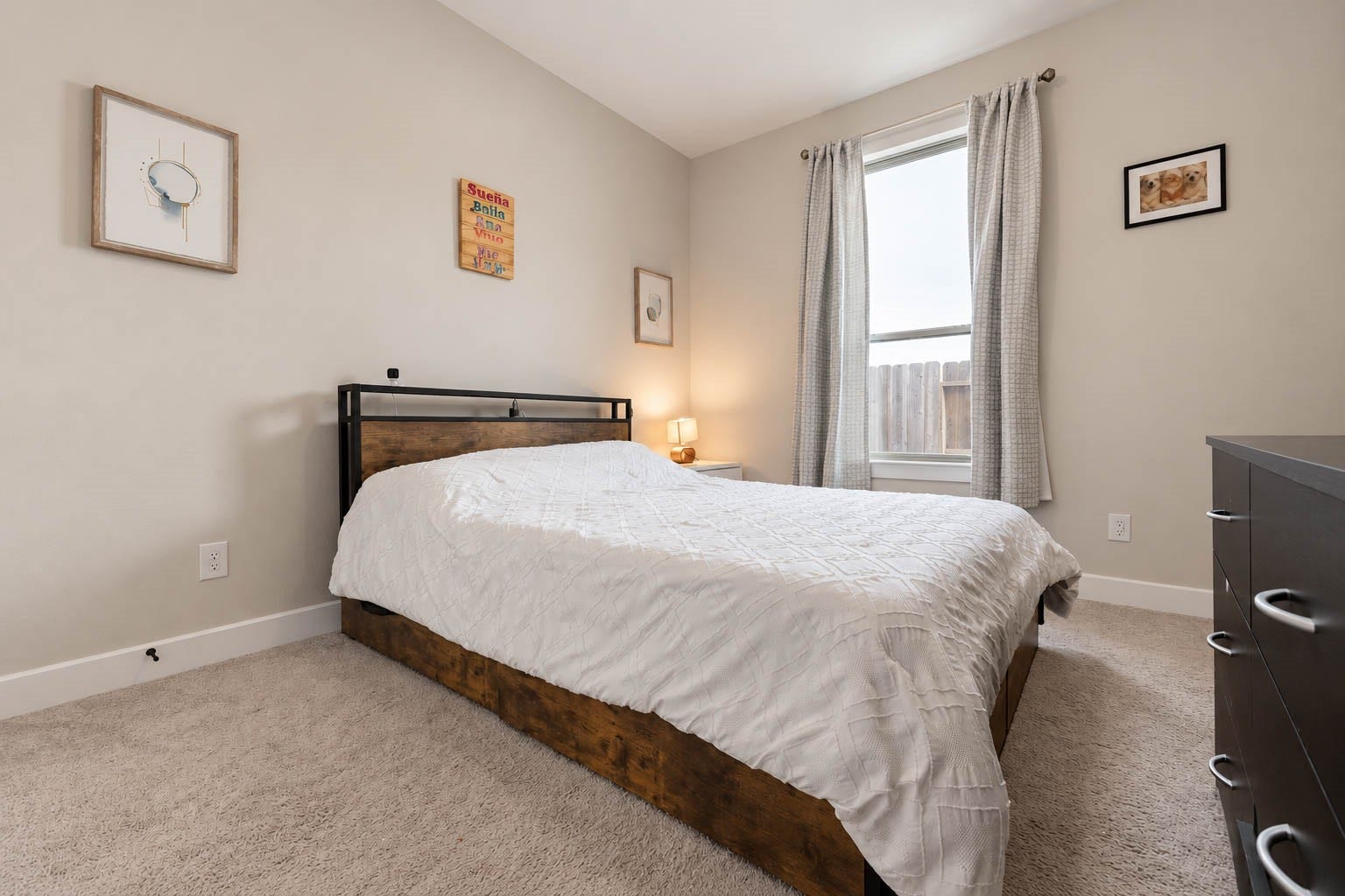 3165 Stingray Cove Drive, Katy, TX 77493 Conveniently located on the first floor, this spacious secondary bedroom offers a comfortable and private retreat with a high ceiling, plush carpeting, abundant natural light, & its own private ensuite bath.