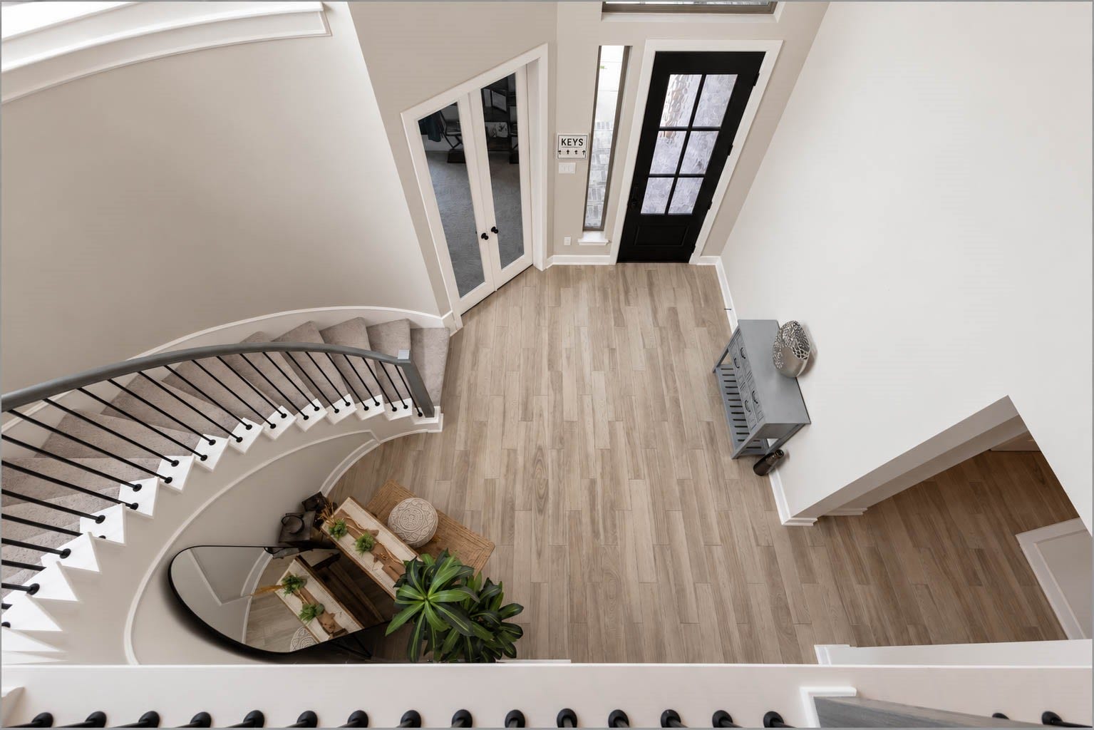 3165 Stingray Cove Drive, Katy, TX 77493 From the upper-level catwalk, enjoy a striking view of the dramatic two-story entry and sweeping curved staircase. Iron balusters, soaring ceilings, & abundant natural light beautifully showcase the homes impressive architecture.