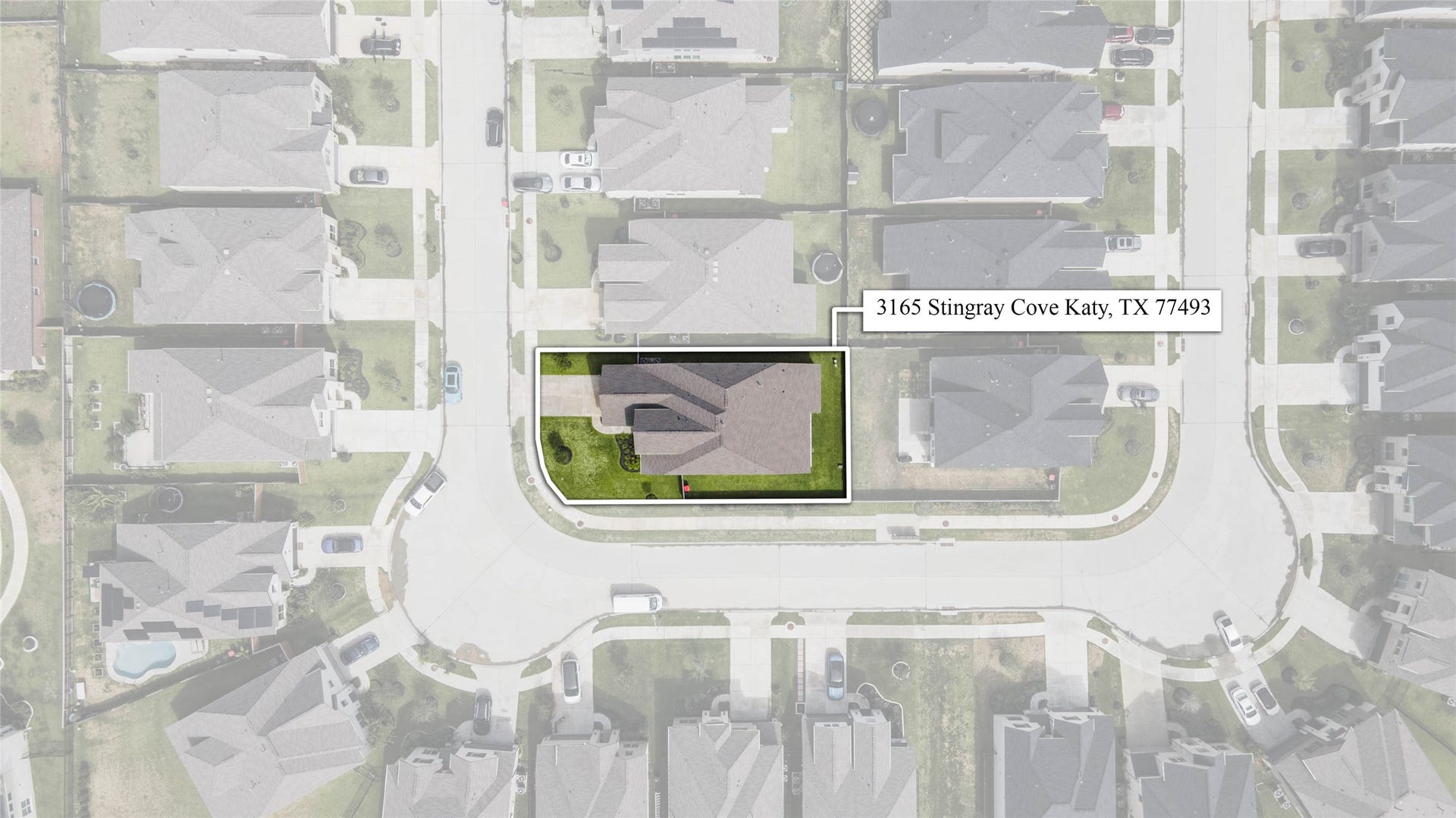 3165 Stingray Cove Drive, Katy, TX 77493 This birds-eye view clearly showcases the homes position on a generous corner homesite, providing additional frontage and an expansive side yard. Sidewalk-lined streets wrap around the property, while the fully fenced backyard creates a defined private outdoor space.