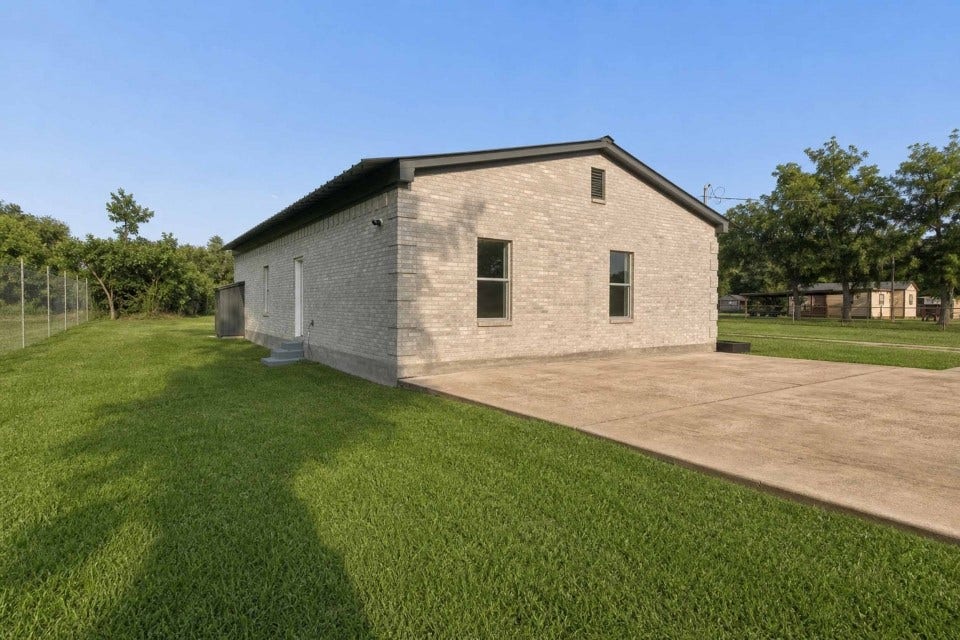 638 Kelly Lane, Holiday Lakes, TX 77515