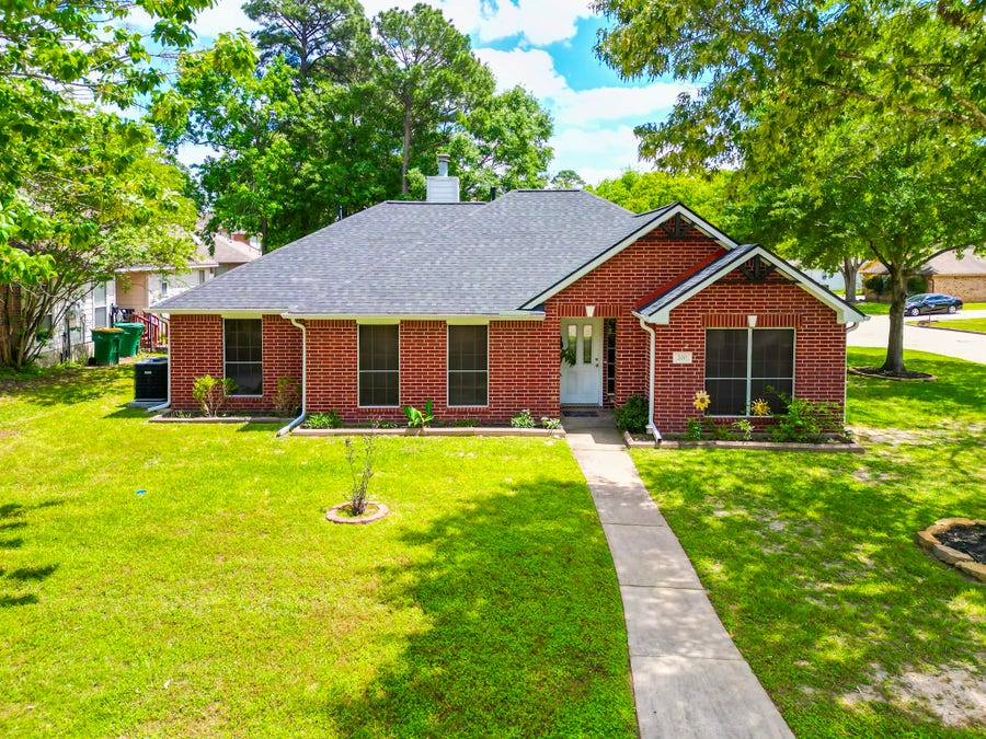 Property photo for 200 Canterbury Drive, Conroe, TX