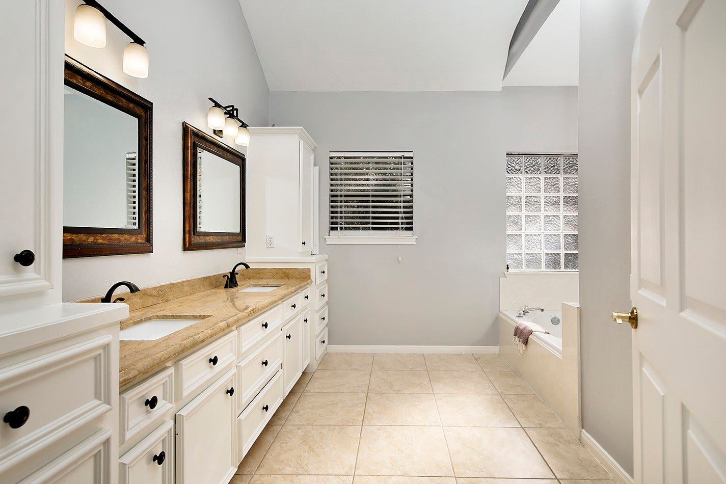 44 Lake Forest Circle, Conroe, TX 77384