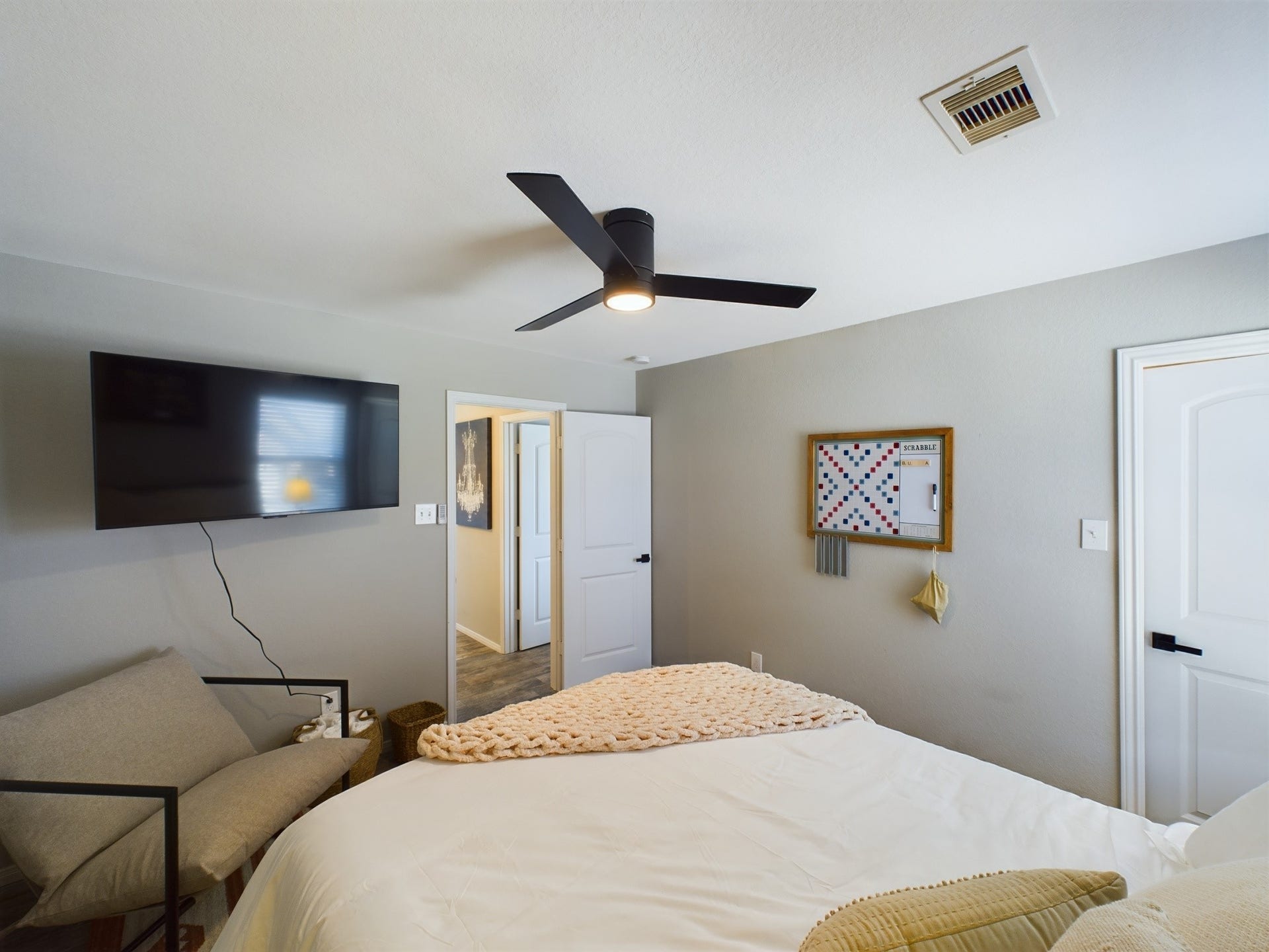 Bedroom w/Walk-in Closet