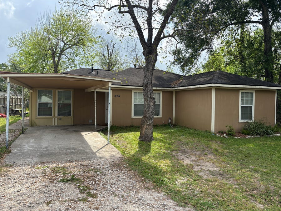 Property photo for 828 N Chenango Street, Angleton, TX