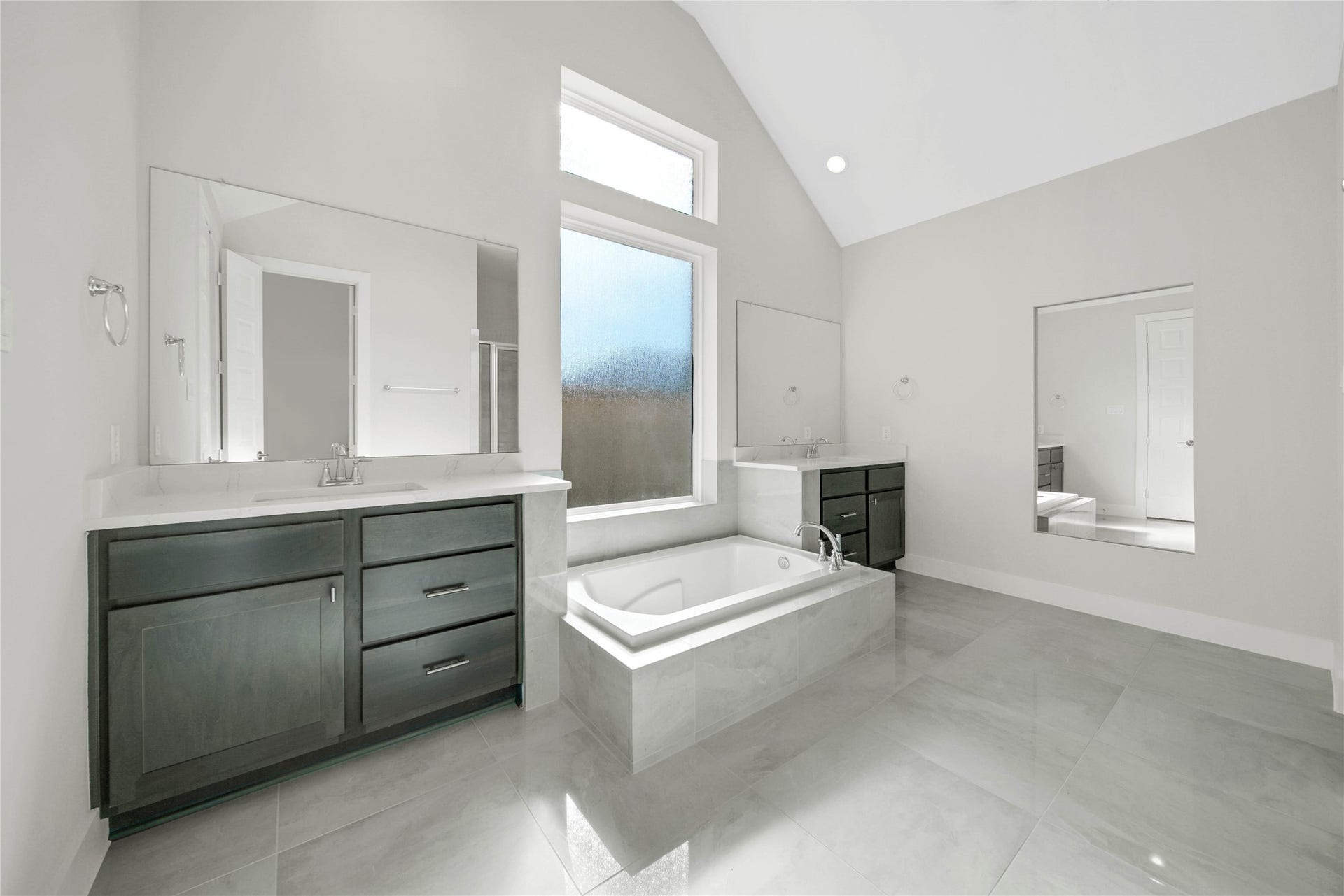 Features Vaulted Ceilings