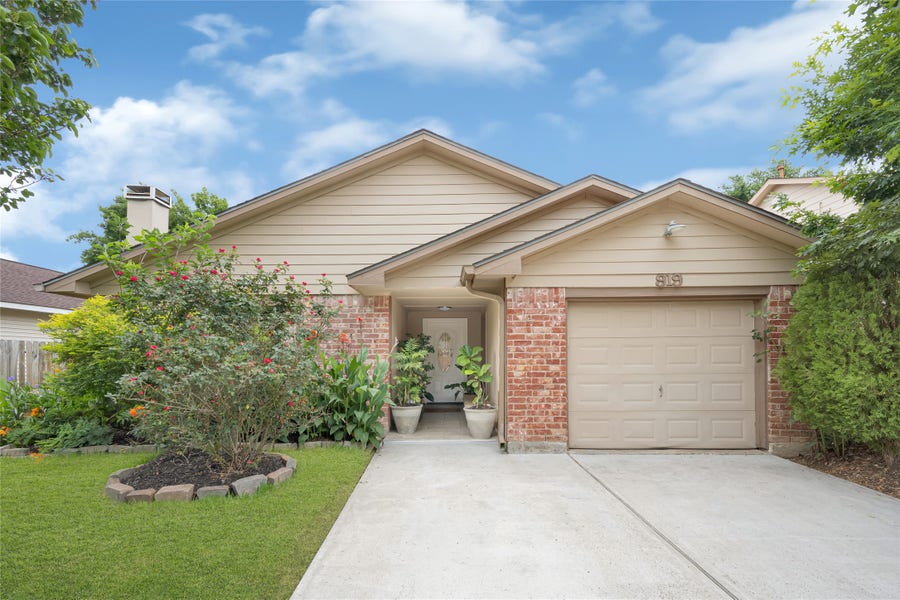 Property photo for 919 Western Hills Drive, Katy, TX