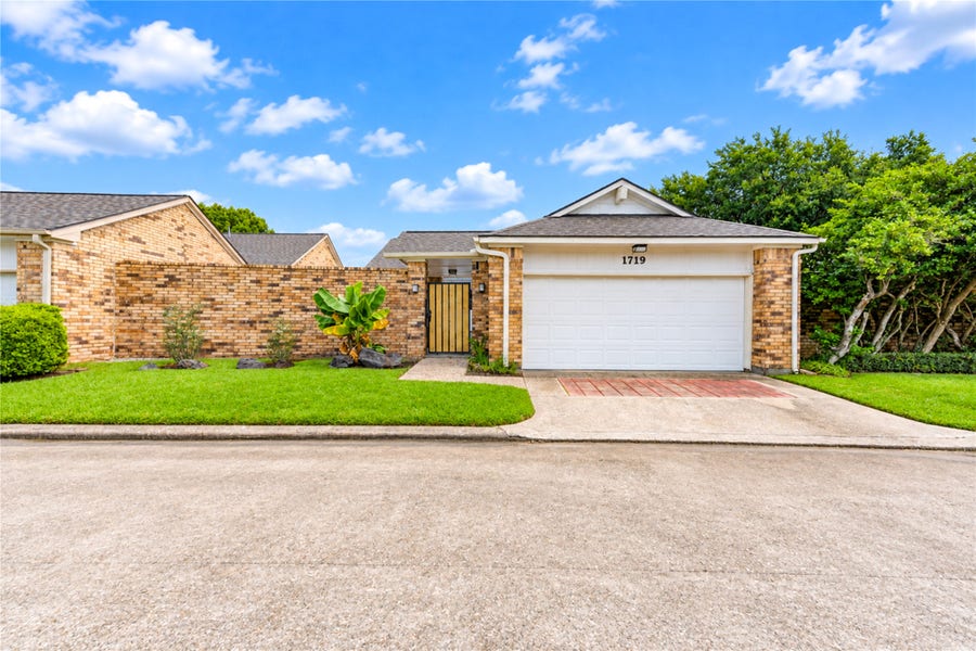 Property photo for 1719 Sullins Way, Houston, TX