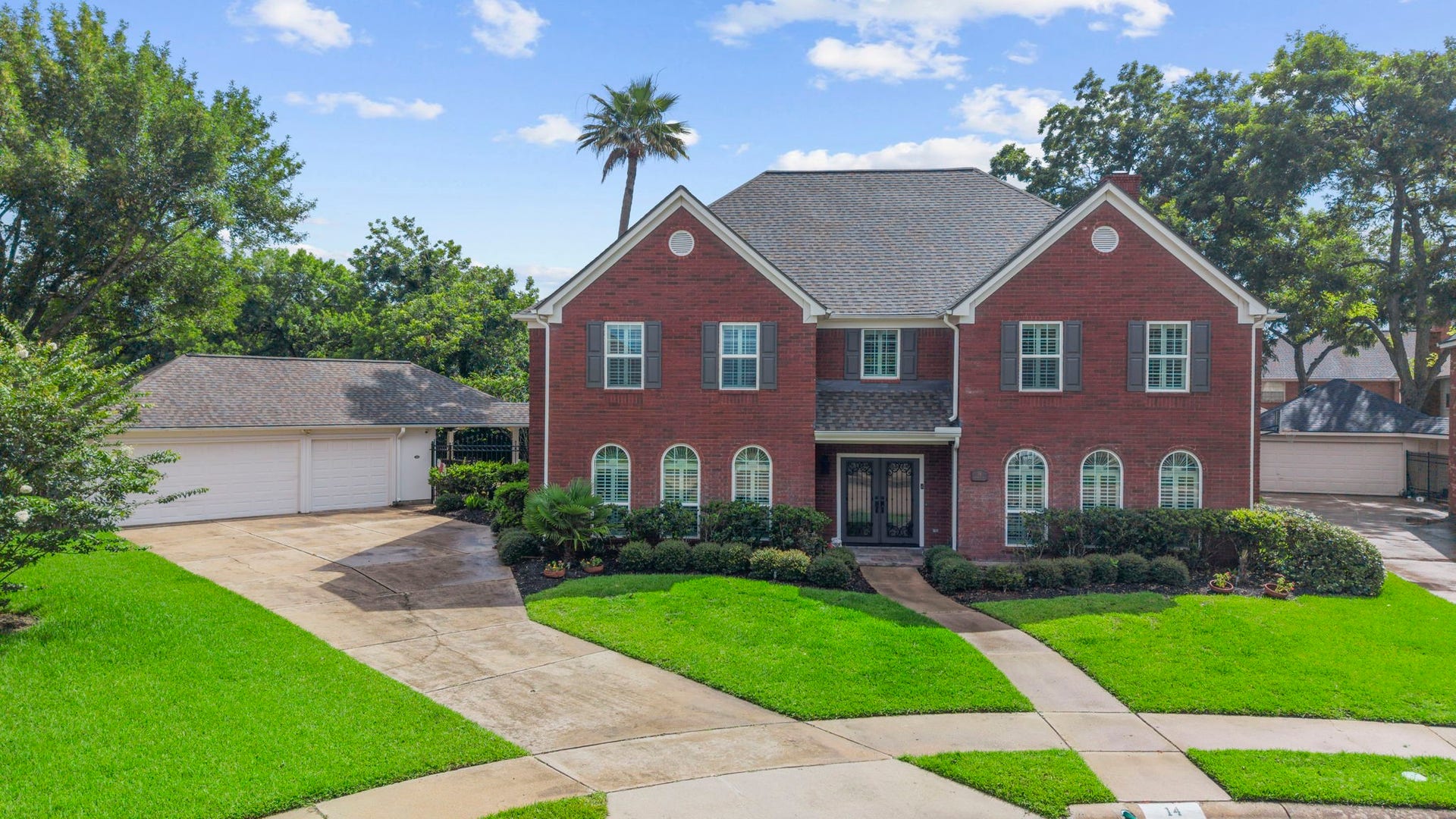 14 Wickham Court, Sugar Land, TX 77479 Gorgeous brick 2-story with 3-car garage located on a quiet cul de sac in sought-after Commonwealth neighborhood.