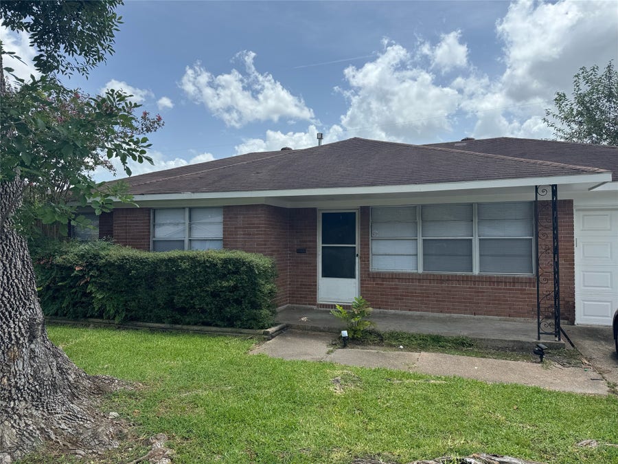 Property photo for 217 W Twickenham Trail, Houston, TX