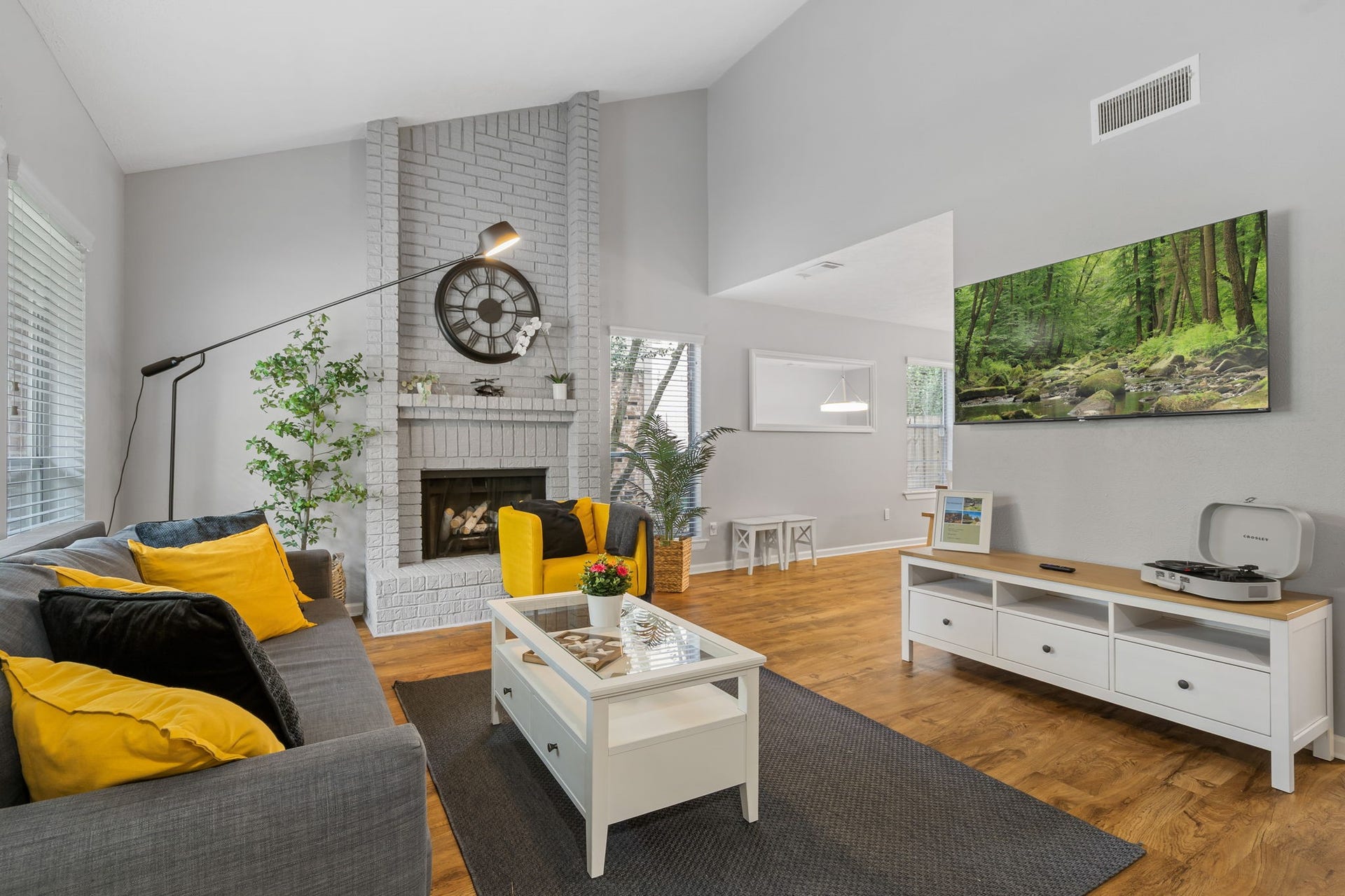 4 Basal Briar Court, The Woodlands, TX 77381 FURNISHED LEASE! Tastefully decorated!