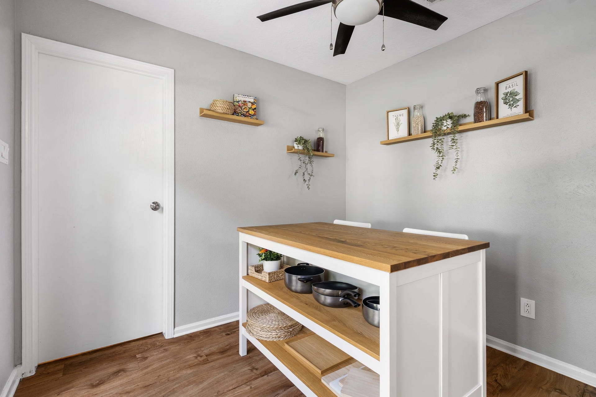 4 Basal Briar Court, The Woodlands, TX 77381 Breakfast area overlooking the huge backyard!