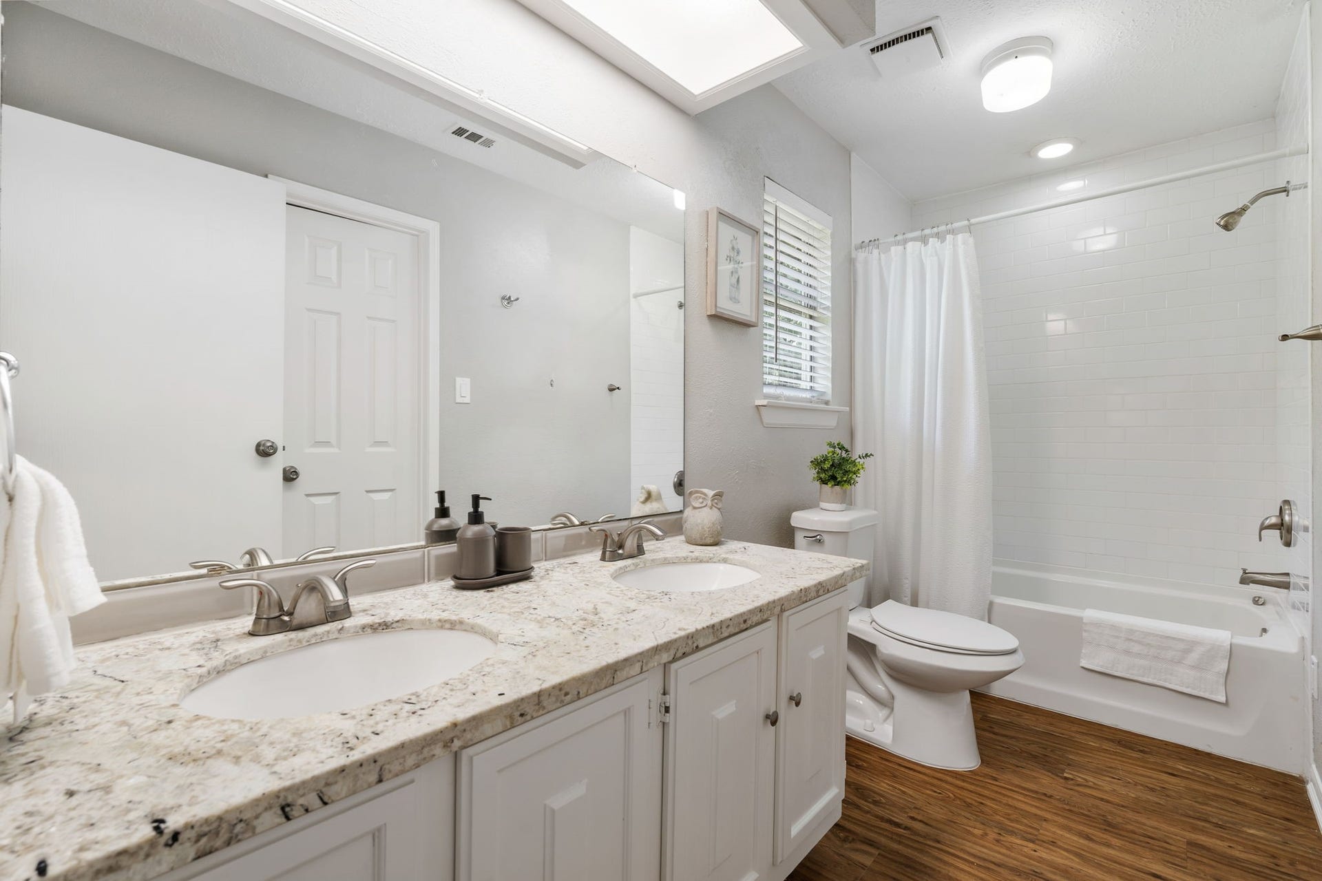 4 Basal Briar Court, The Woodlands, TX 77381 Primary bathroom