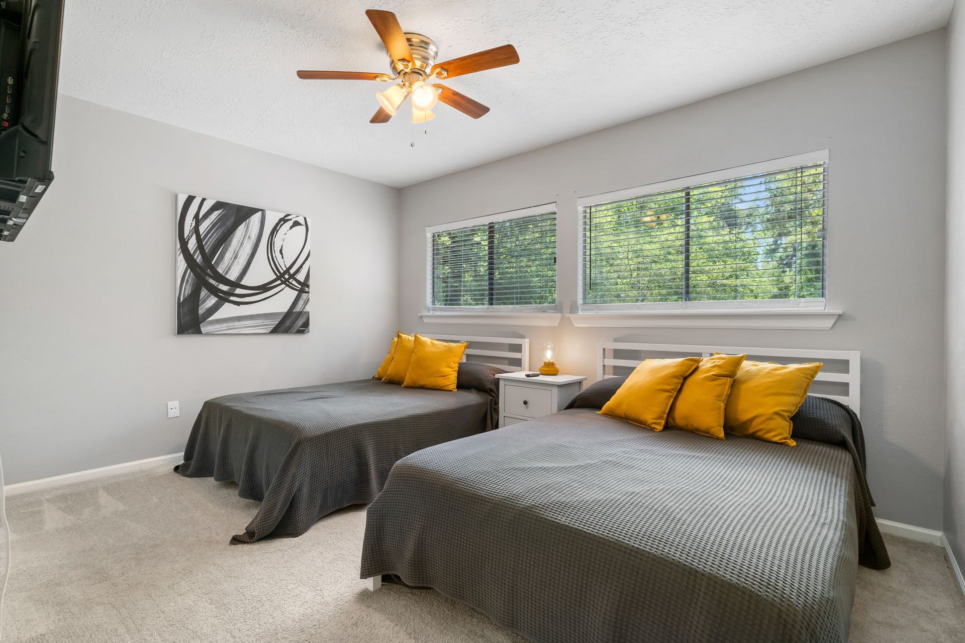 4 Basal Briar Court, The Woodlands, TX 77381 Second bathroom w/ two queen beds