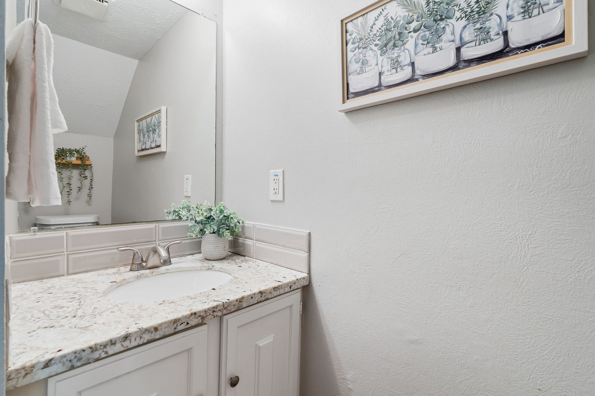 4 Basal Briar Court, The Woodlands, TX 77381 Powder bathroom in first floor