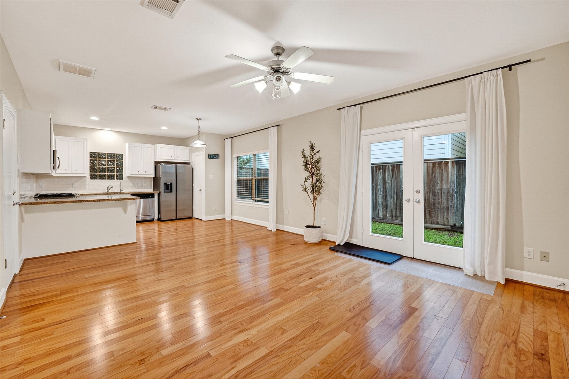 3730 Main Poplar Dr, Houston, TX 77025