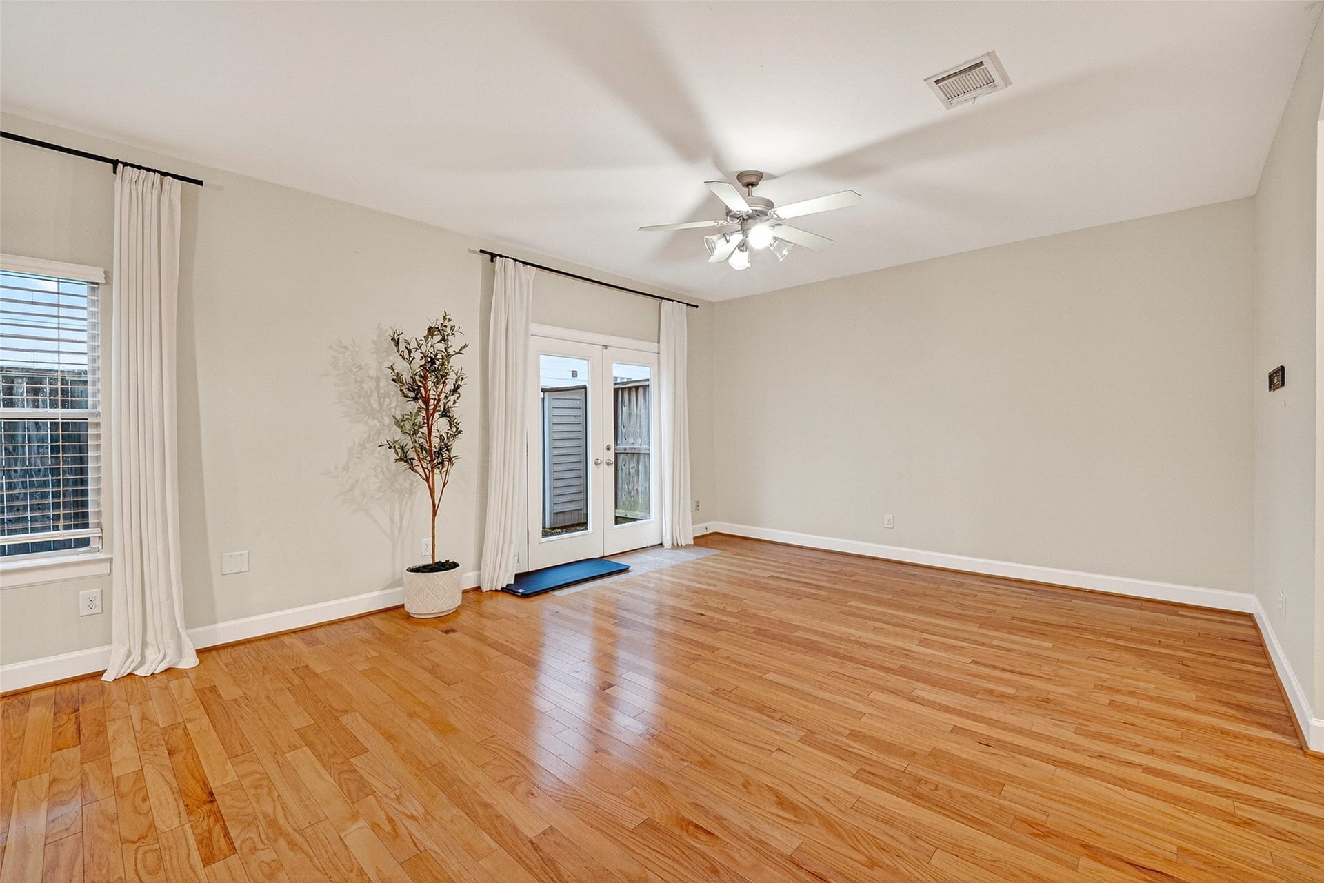 3730 Main Poplar Dr, Houston, TX 77025