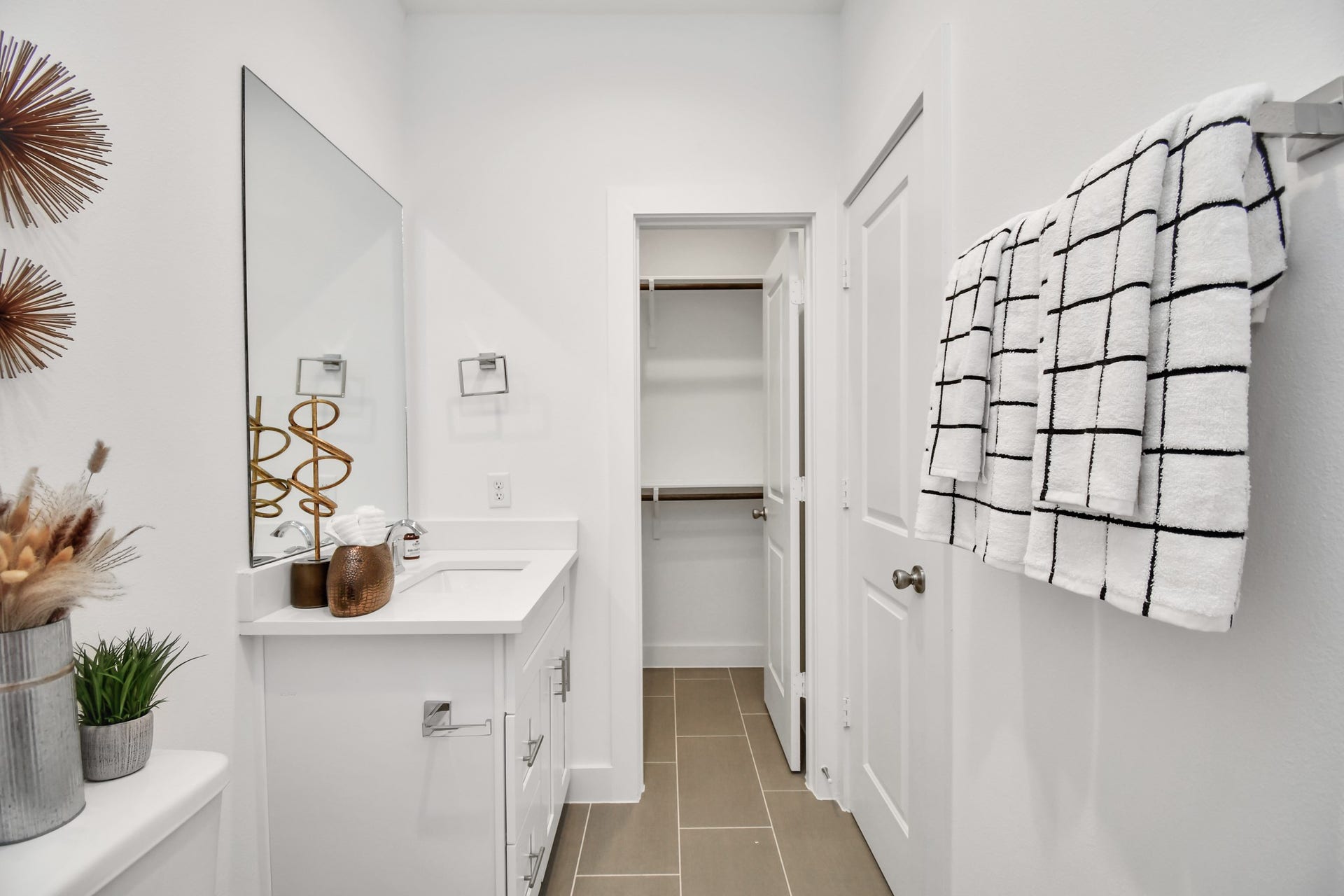 Full bathroom #1