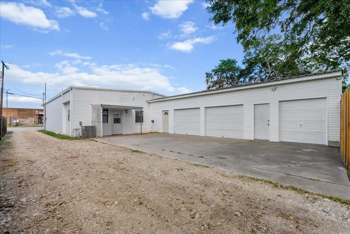 BACKYARD TO THE RESIDENCE