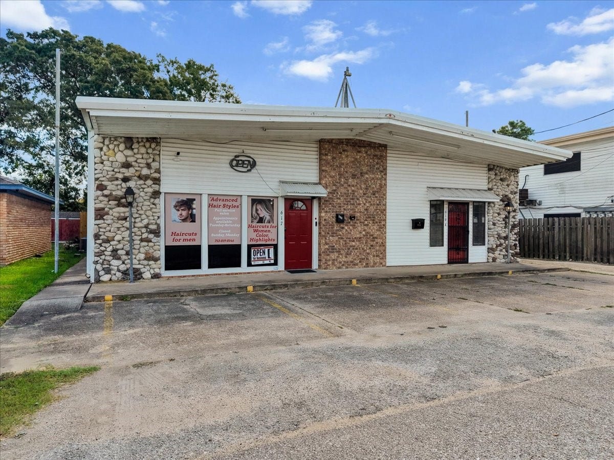 619 Dula Street, Alvin, TX 77511