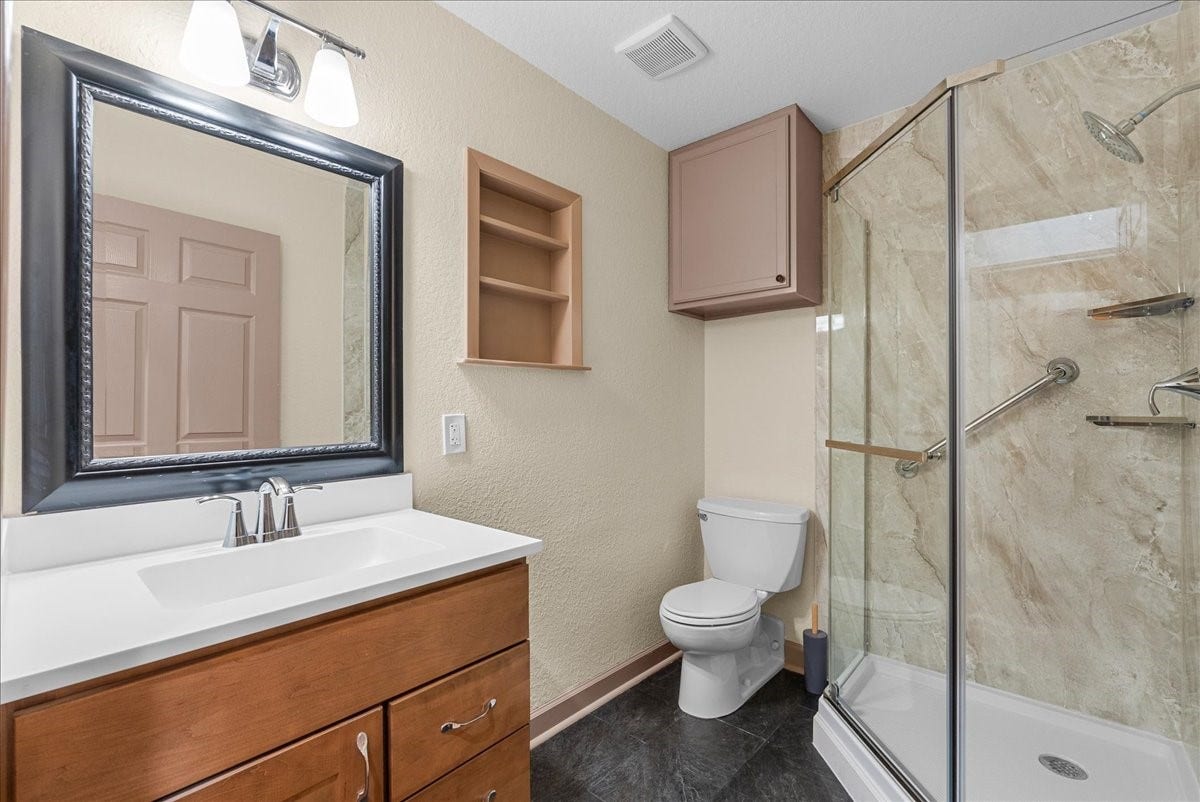 SECONDARY BATHROOM IN RESIDENCE