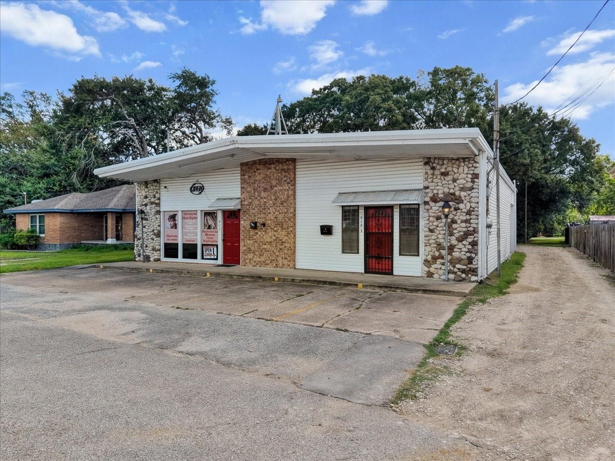 619 Dula Street, Alvin, TX 77511