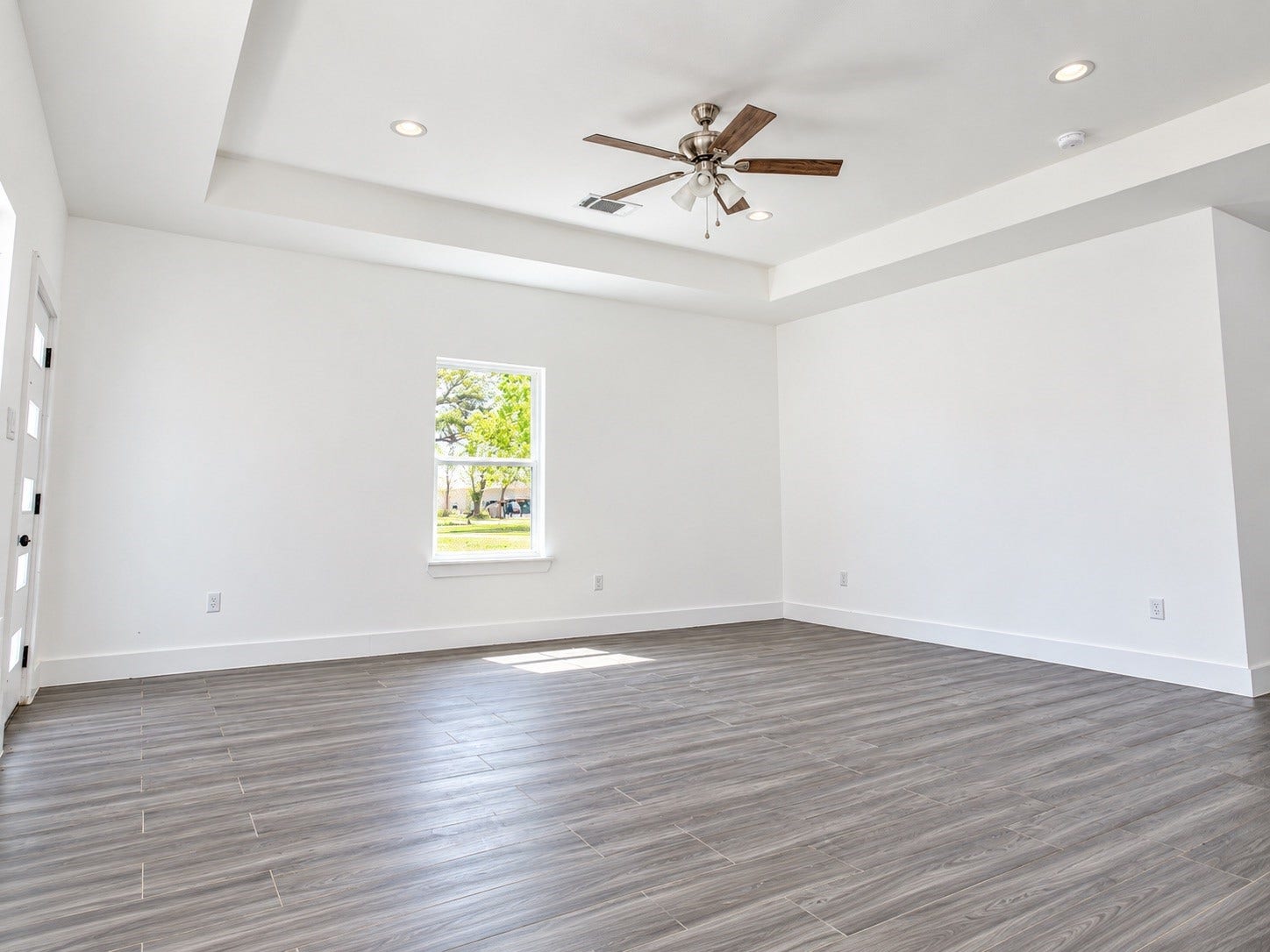 2505 11th Street, #LT6, Hempstead, TX 77445 Entry way into living room