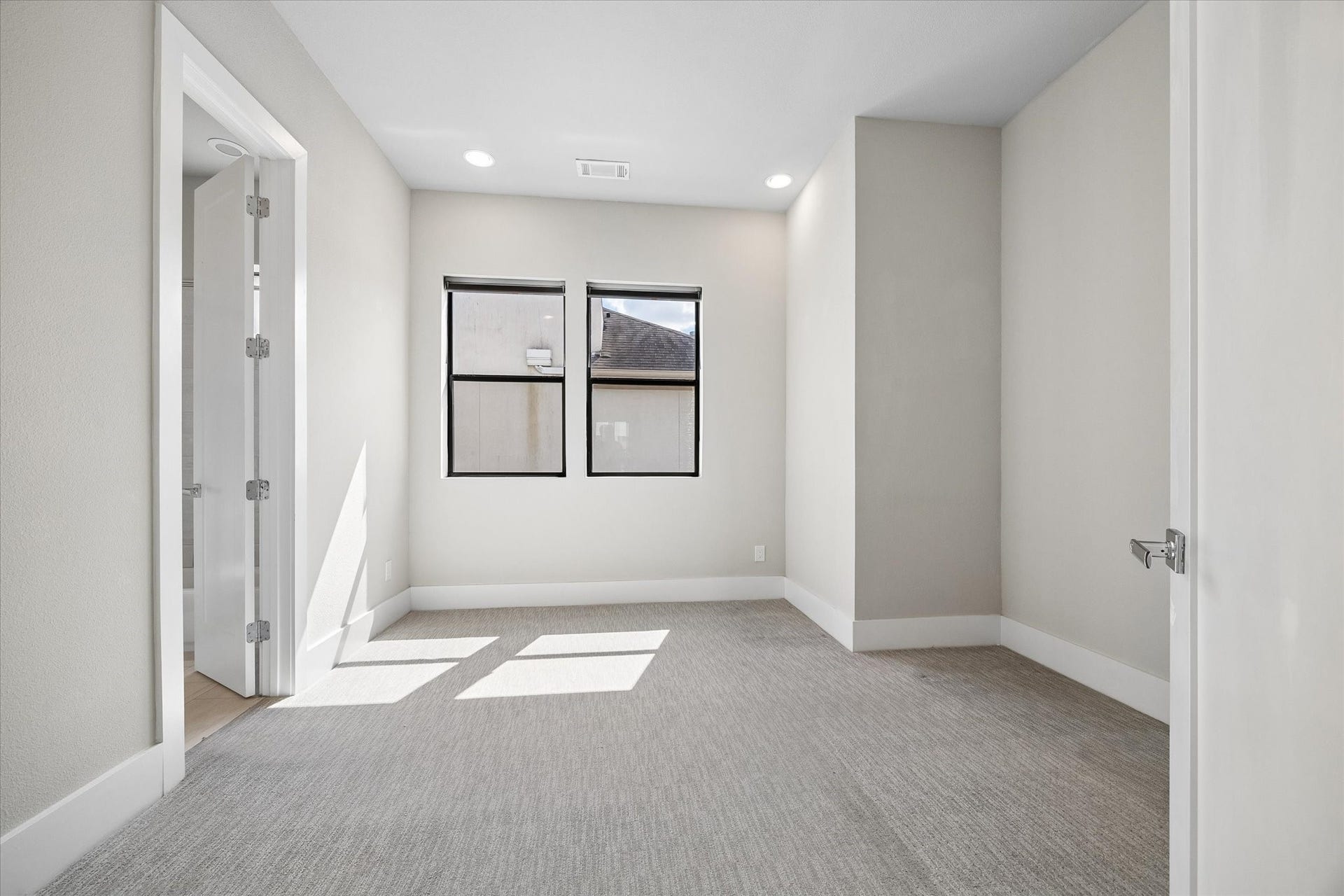 5707 Larkin Street, #B, Houston, TX 77007 Third floor guest bedroom with sleek lines and great light. All bedrooms have en suite full bathrooms.