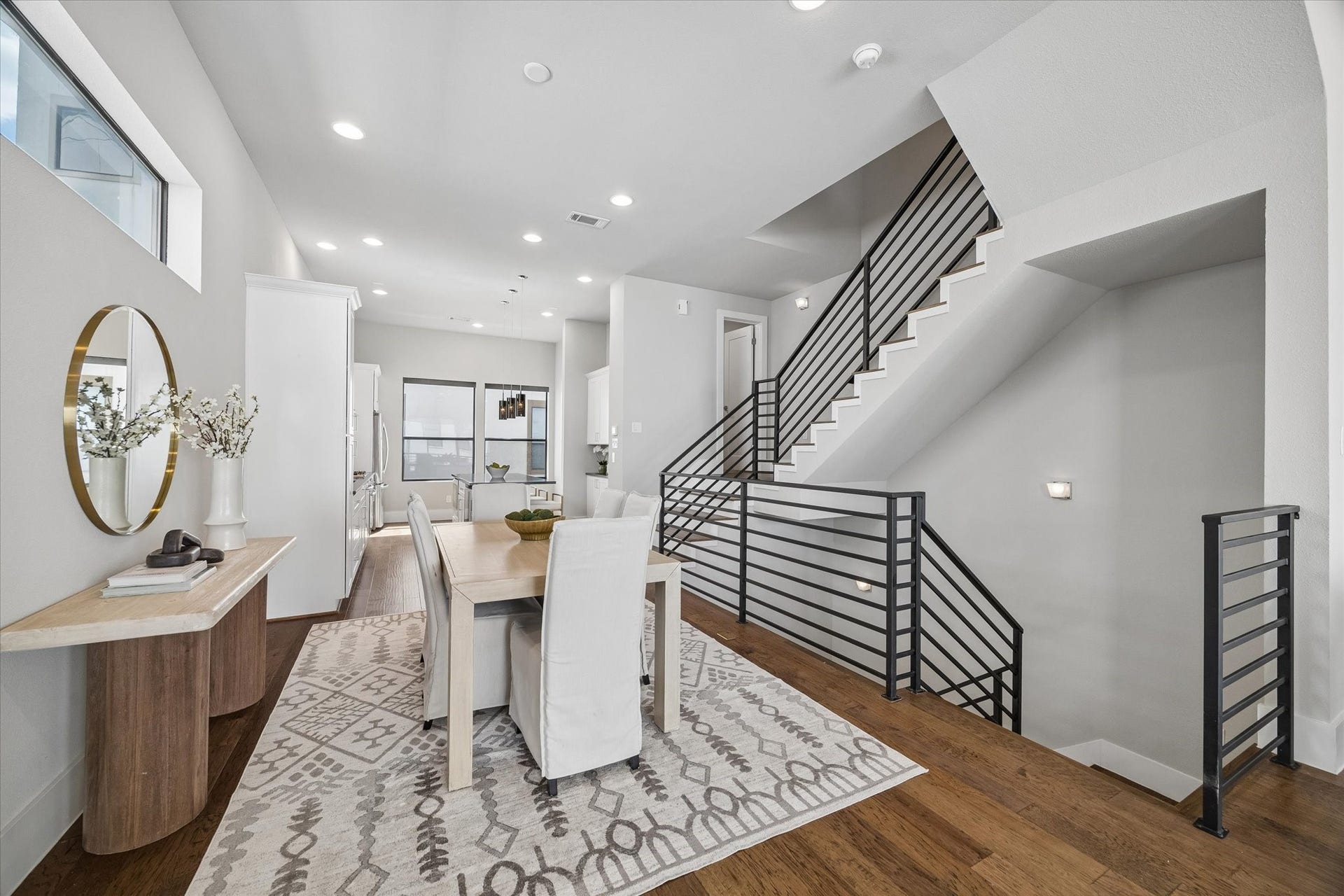 5707 Larkin Street, #B, Houston, TX 77007 Dining room with a cap for an accent light in the ceiling.
