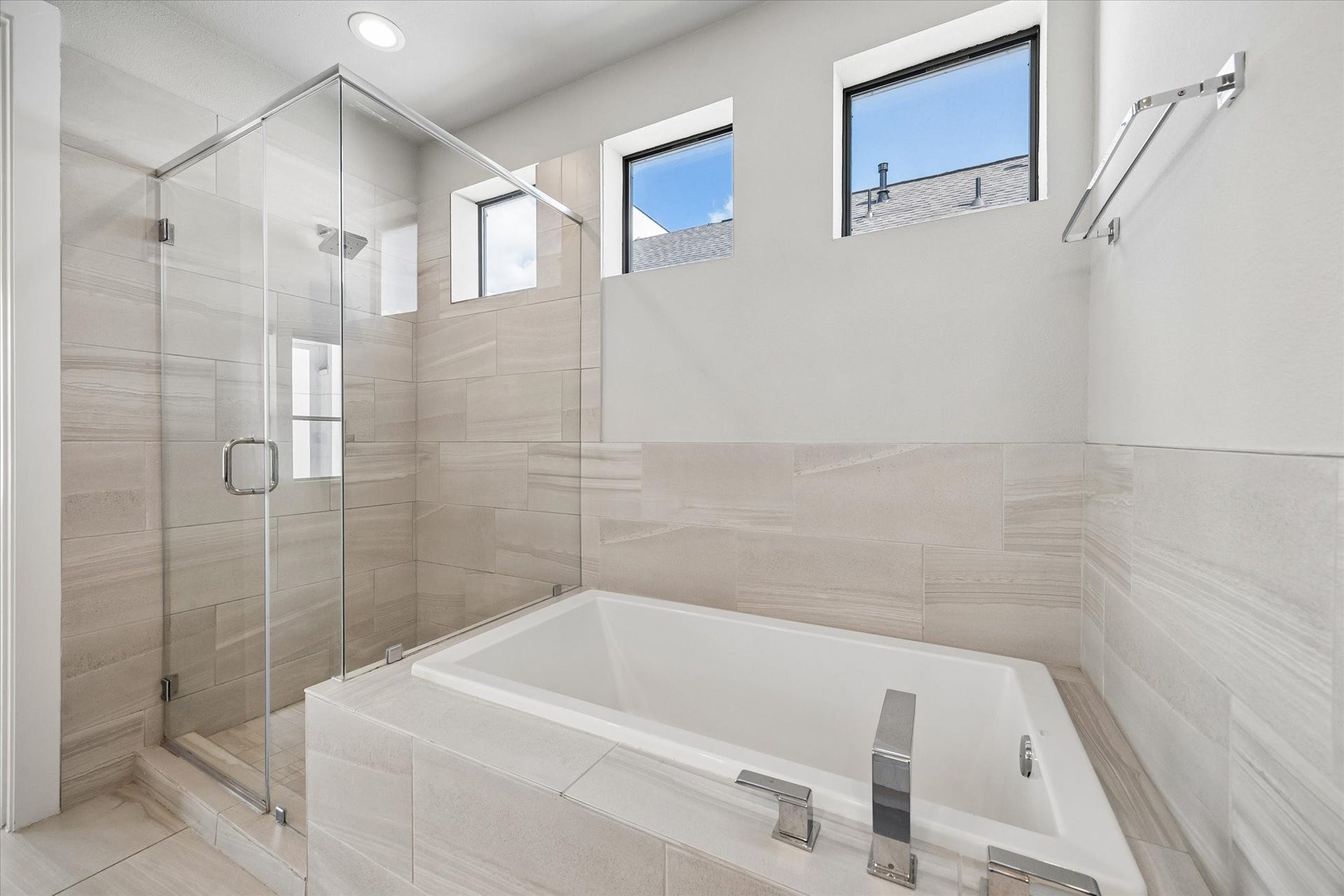 5707 Larkin Street, #B, Houston, TX 77007 Unwind after a long day in your lovely bath with space along the edge for your glass of wine!